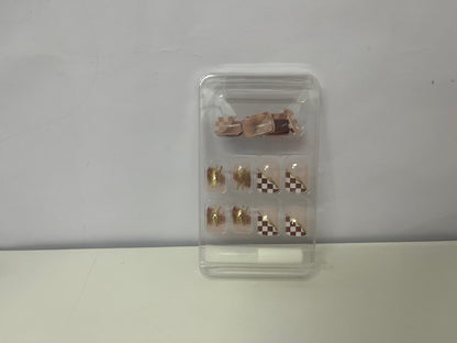 AuraYoung Retro Plaid & Gilded Fake Nails Exquisite Item for Fingertip Atmosphere