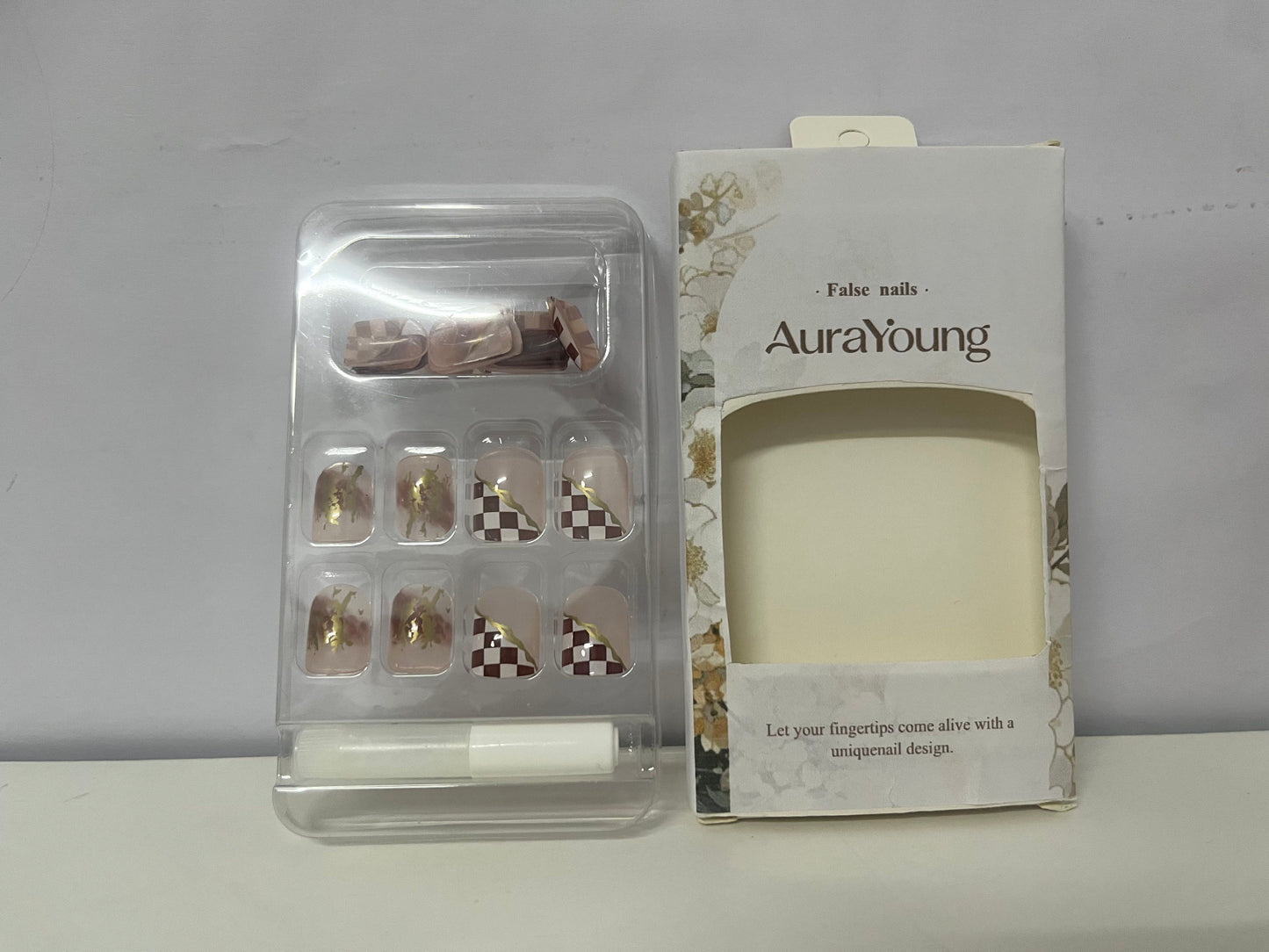 AuraYoung Retro Plaid & Gilded Fake Nails Exquisite Item for Fingertip Atmosphere