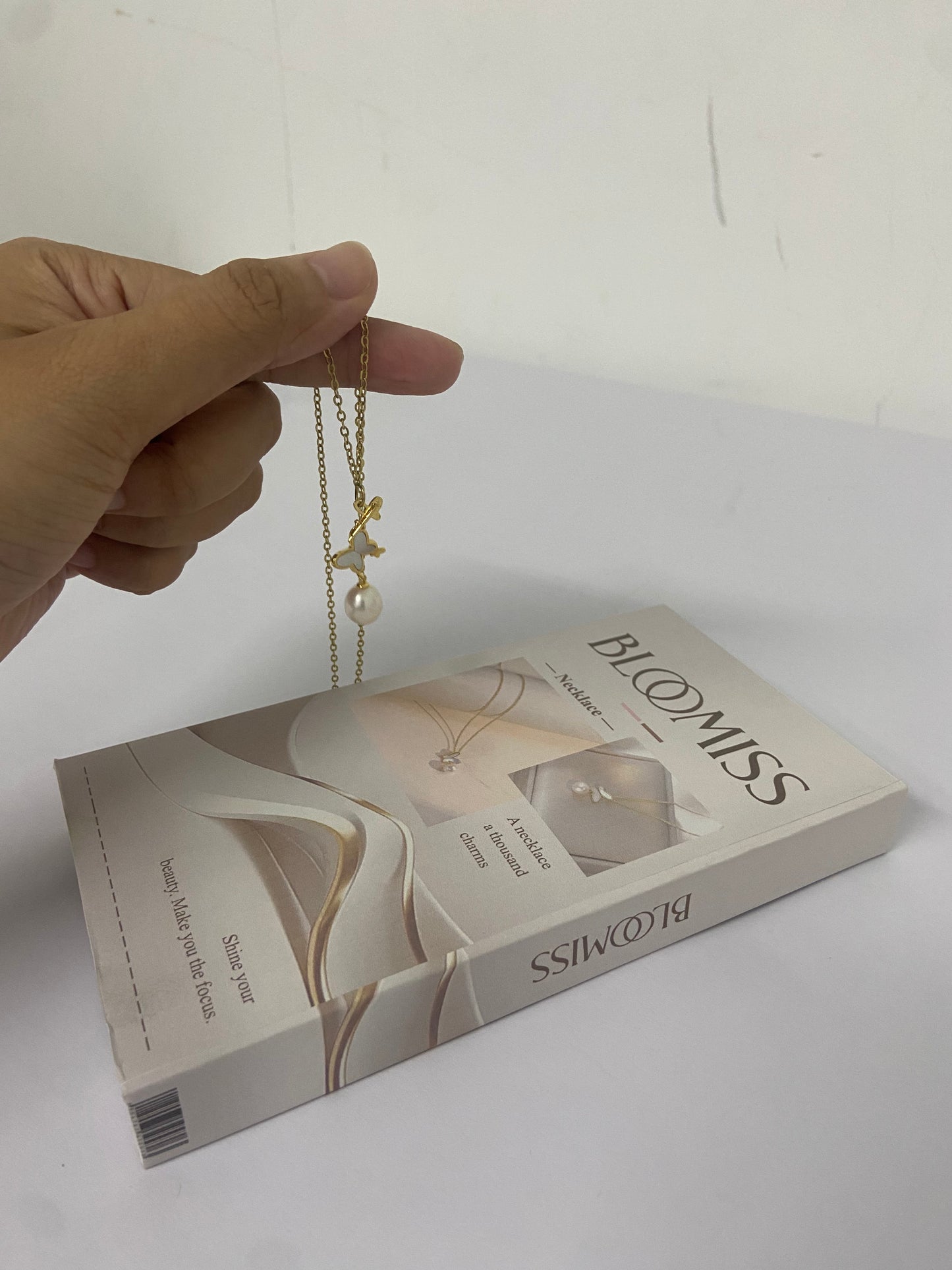 BLOOMISS Jewel chains Pendant Necklace For Women Butterfly Pendant Clavicle Chain Necklace Gold Pearl Butterfly Necklace Personality Temperament and Design Pearl Necklace Jewelry Gifts