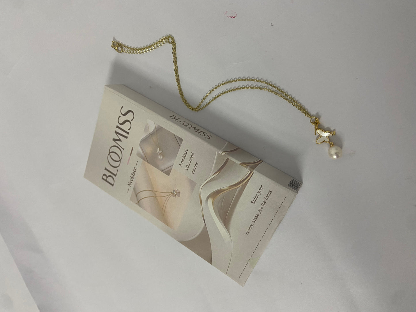 BLOOMISS Jewel chains Pendant Necklace For Women Butterfly Pendant Clavicle Chain Necklace Gold Pearl Butterfly Necklace Personality Temperament and Design Pearl Necklace Jewelry Gifts