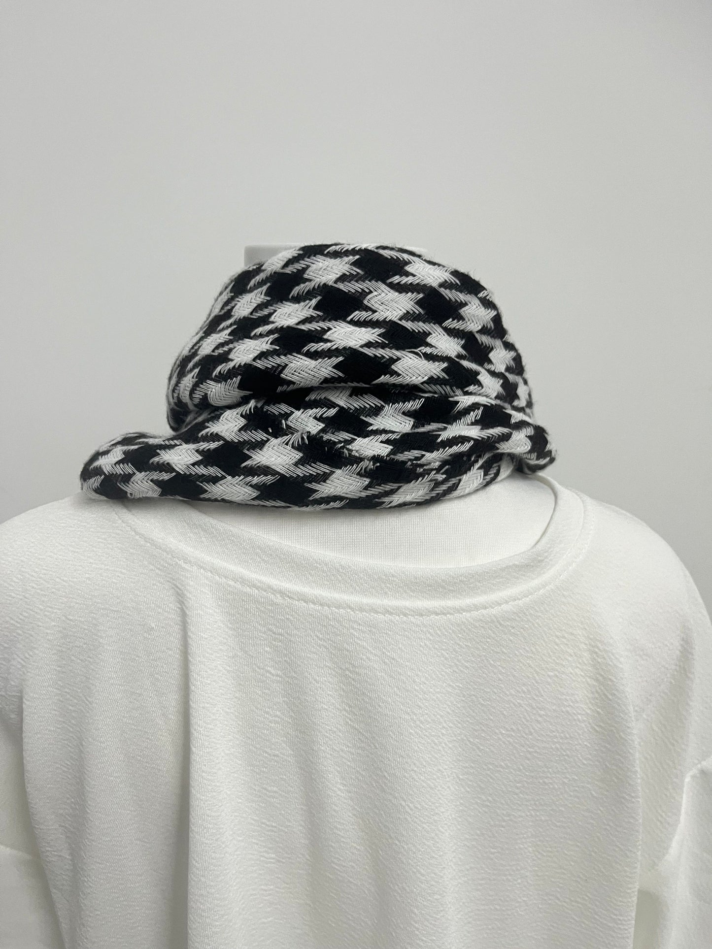 【Boilion Black & White Houndstooth Scarf】—— Timeless Pattern for Daily Styling