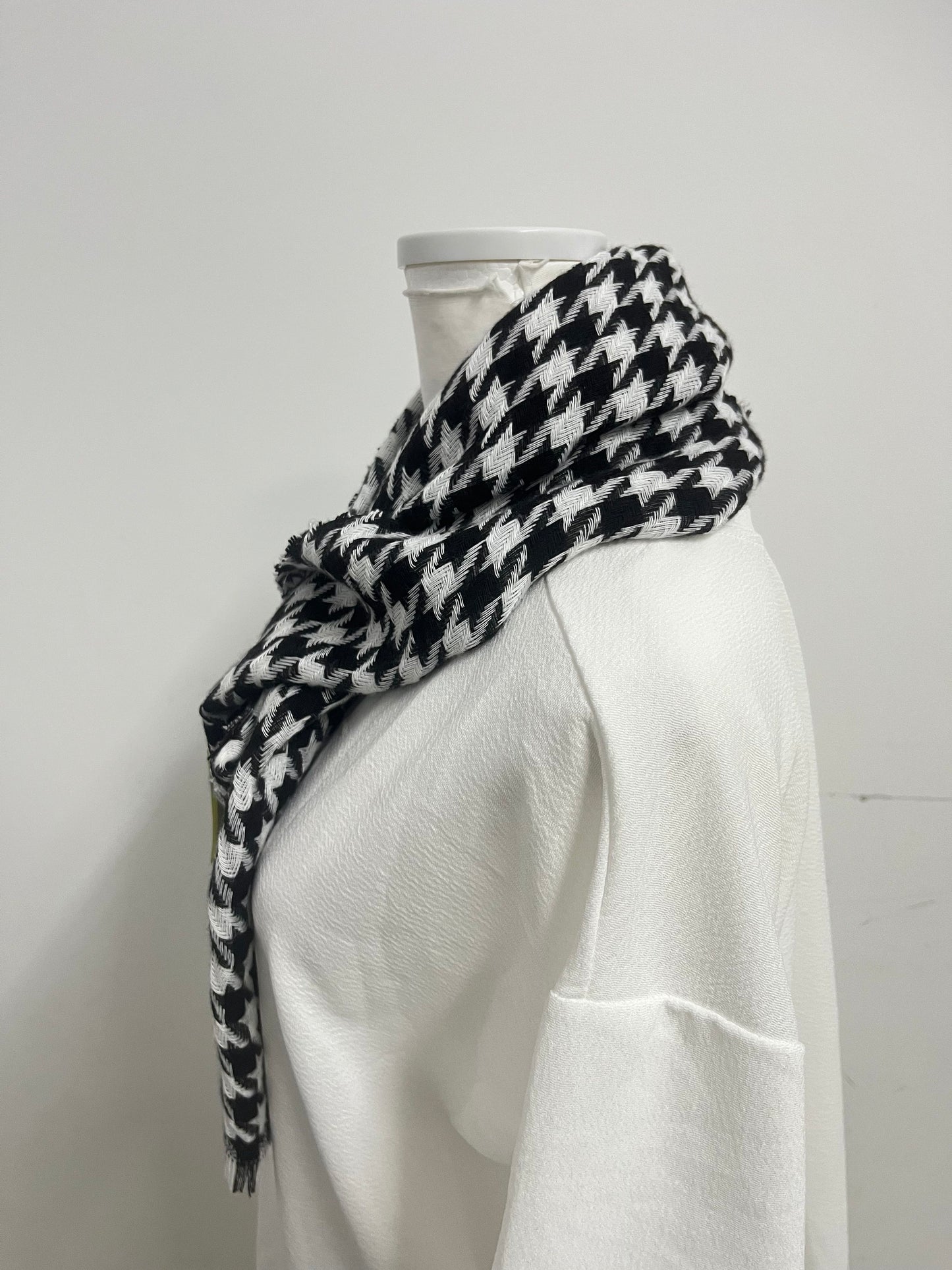 【Boilion Black & White Houndstooth Scarf】—— Timeless Pattern for Daily Styling
