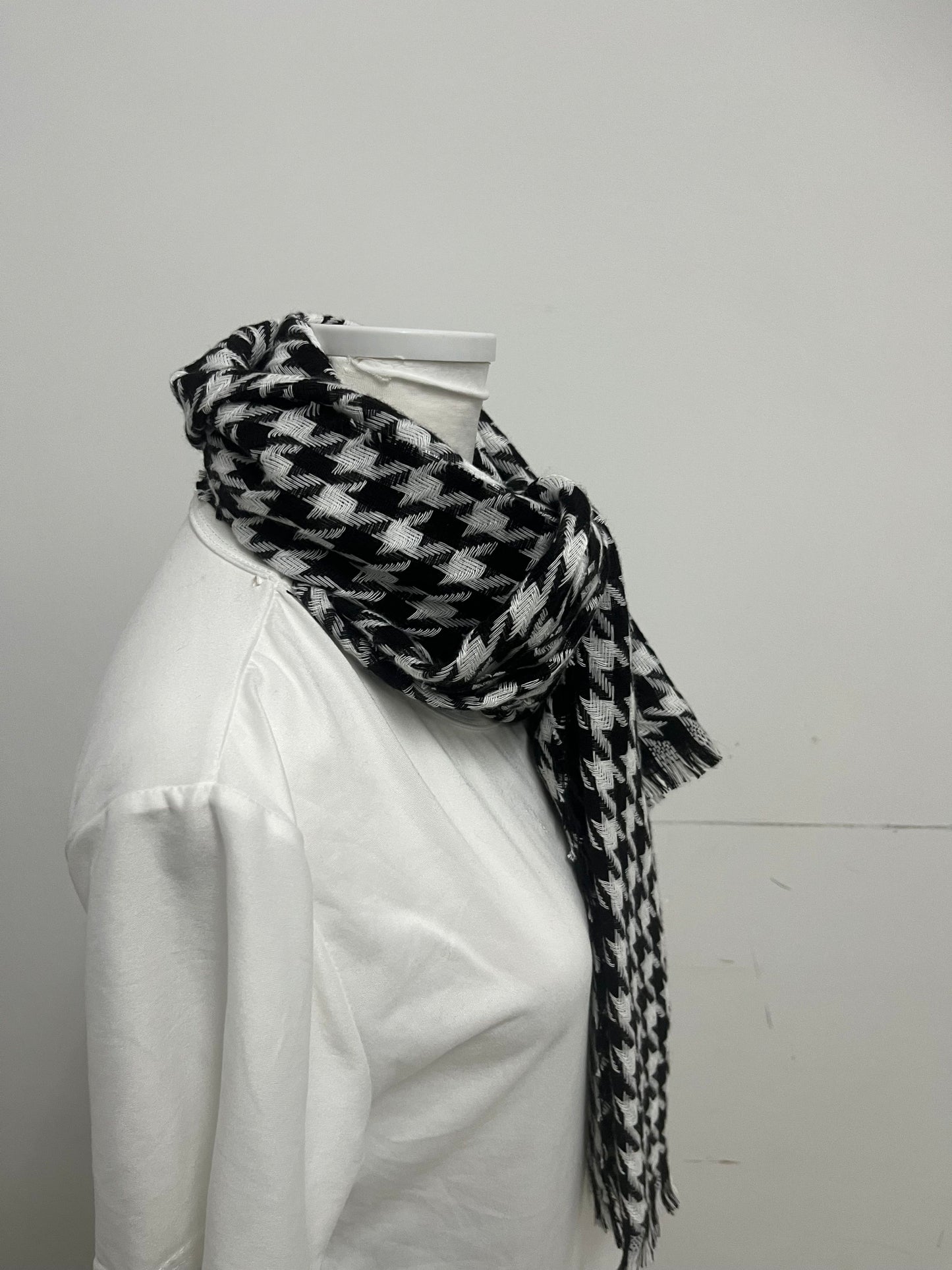Budstar Houndstooth Scarf Classic Retro Warm & Versatile A Textured Highlight for Autumn and Winter Styling