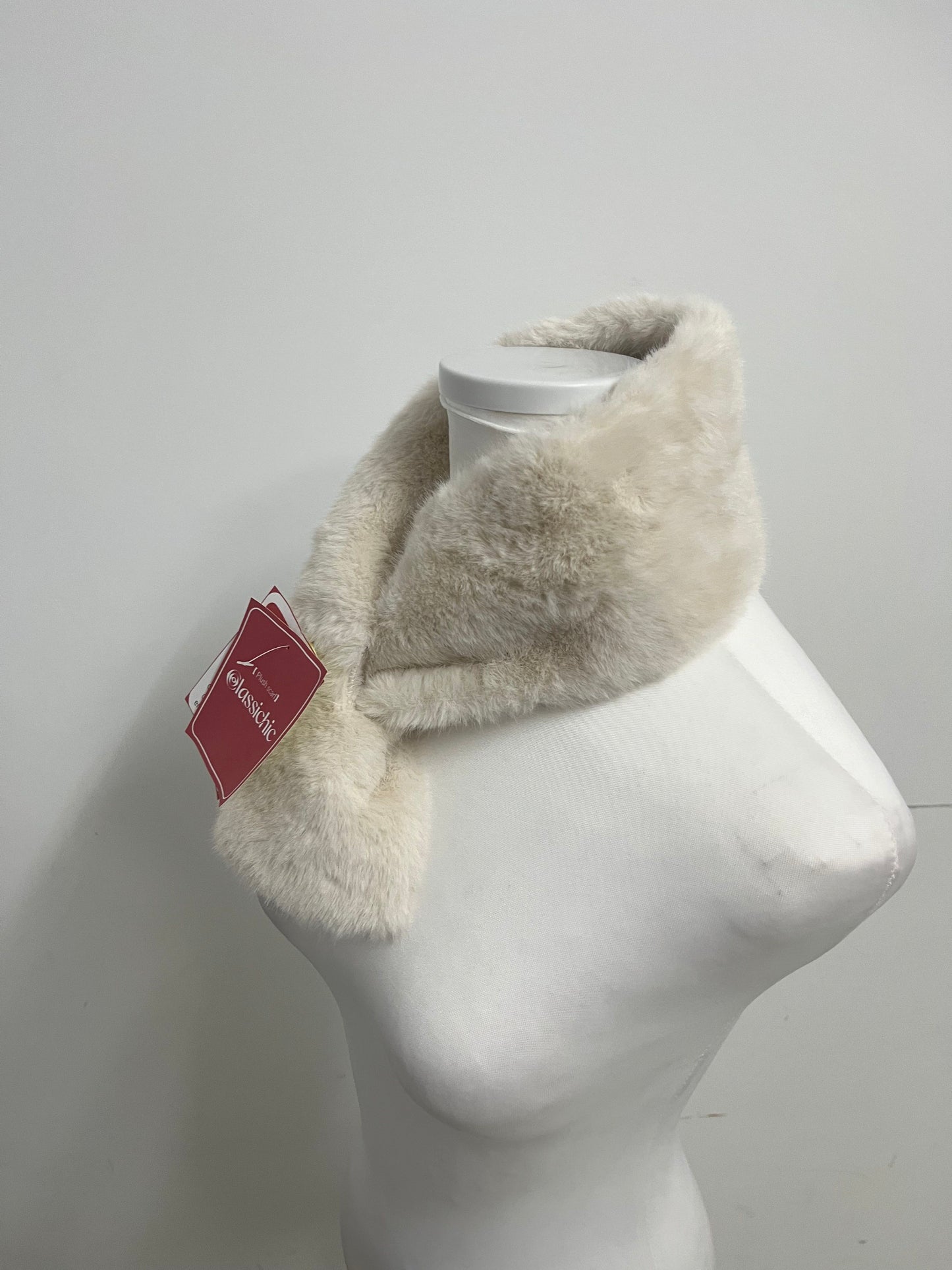 Classichic Off-White Scarf - 100% Polyester Faux Fur for Cozy Elegance