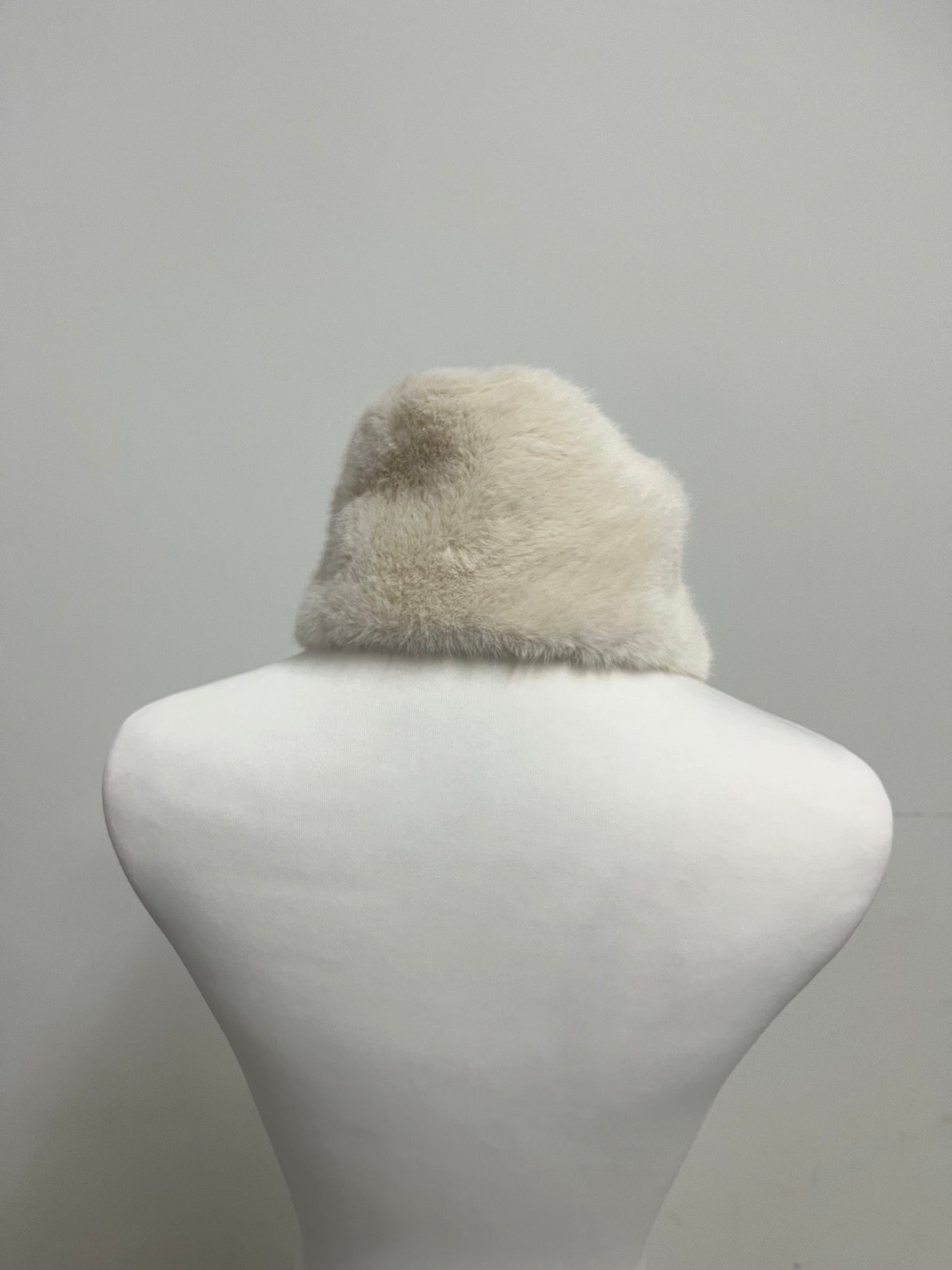 Classichic Off-White Scarf - 100% Polyester Faux Fur for Cozy Elegance