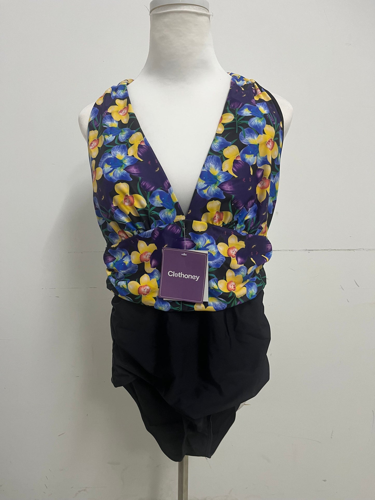 【Clothoney Bold Floral Halter Swimsuit】—— Stylish V-Neck & Adjustable Waist Tie for Summer Getaways