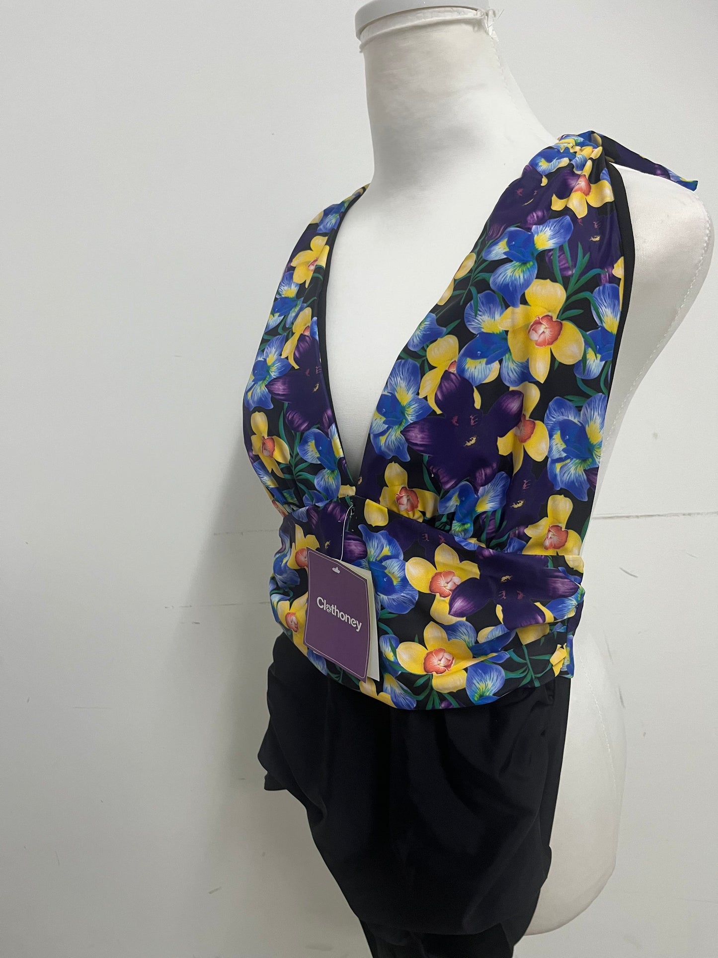 【Clothoney Bold Floral Halter Swimsuit】—— Stylish V-Neck & Adjustable Waist Tie for Summer Getaways