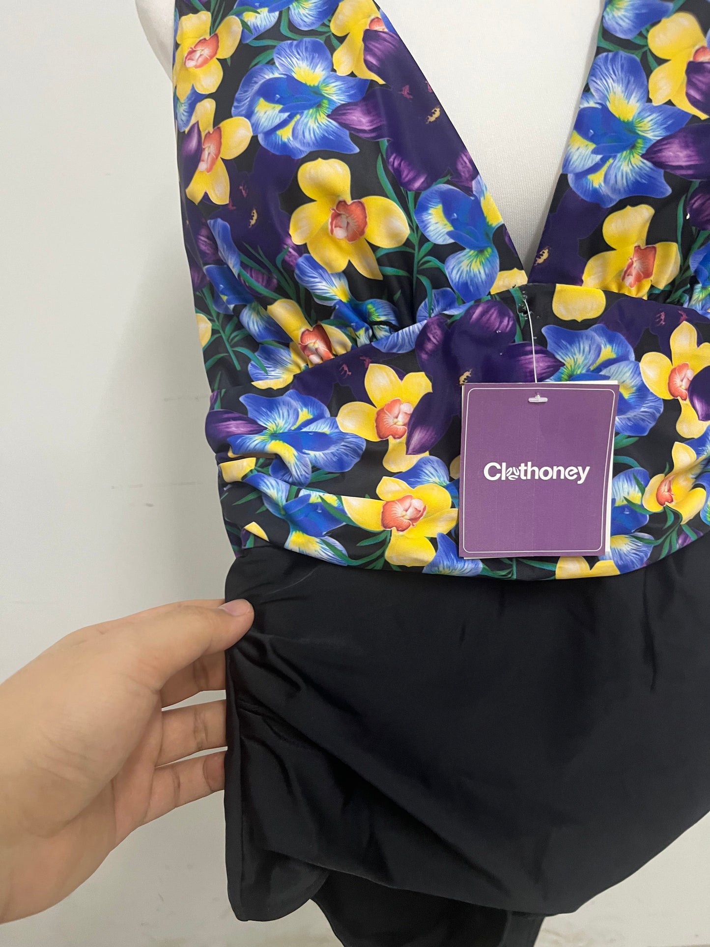 【Clothoney Bold Floral Halter Swimsuit】—— Stylish V-Neck & Adjustable Waist Tie for Summer Getaways