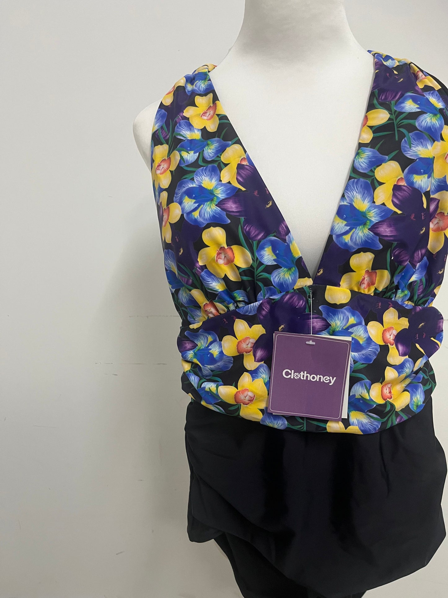 【Clothoney Bold Floral Halter Swimsuit】—— Stylish V-Neck & Adjustable Waist Tie for Summer Getaways