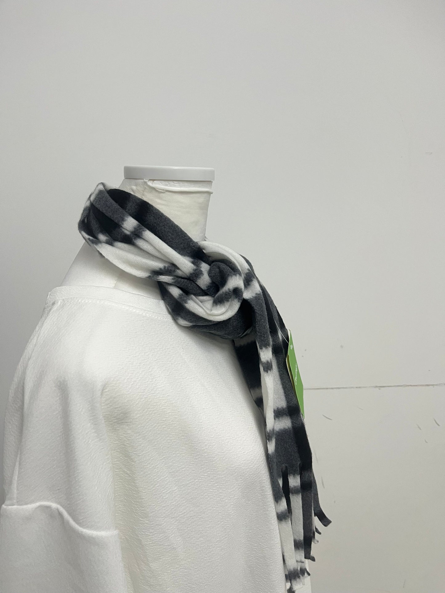 【Cloudesign Black and White Plaid Scarf】—— Stylish & Cozy Daily Matching Essential
