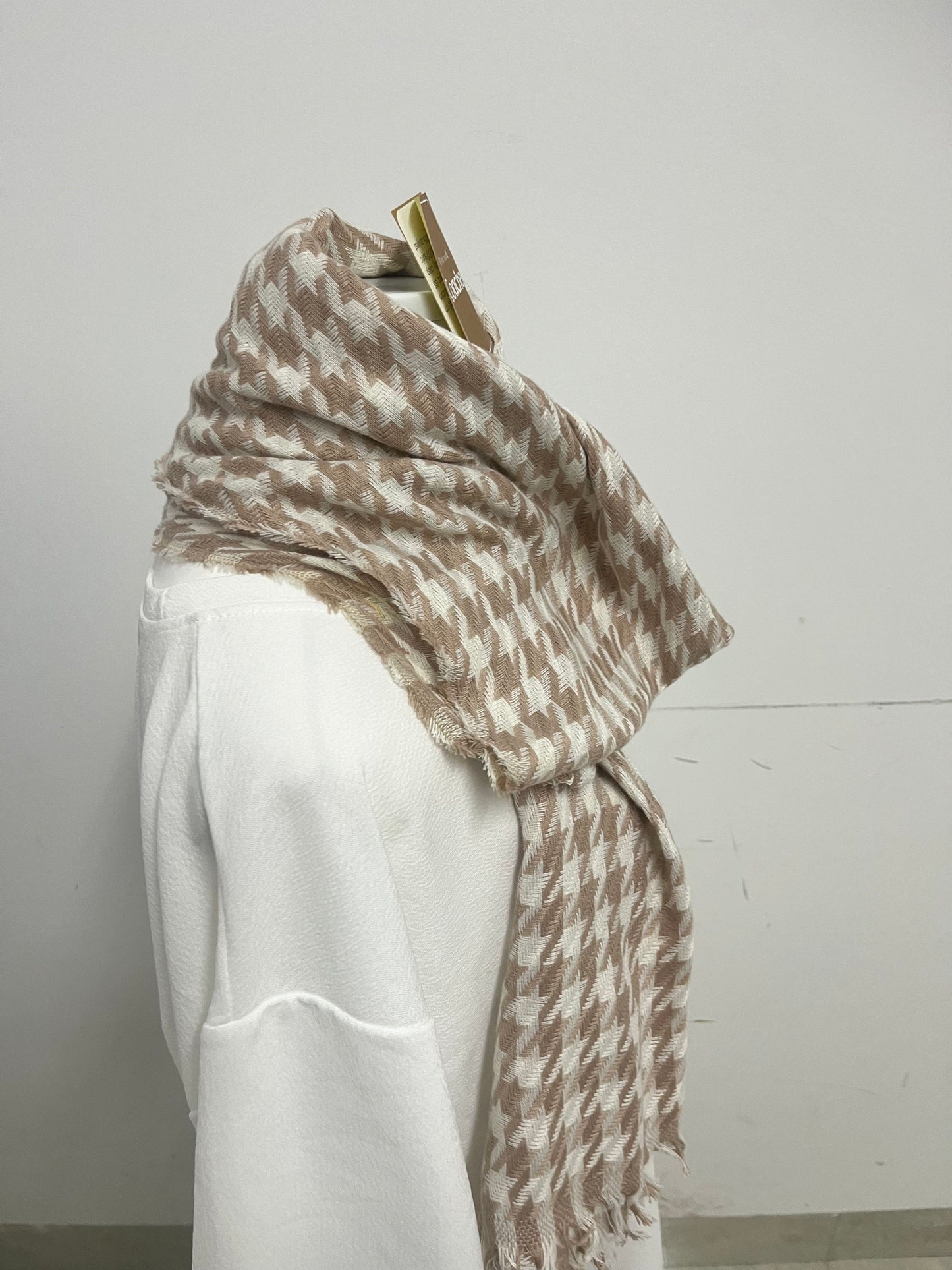 【Coachey Light Brown Houndstooth Plush Scarf】——Stylish & Cozy Accessory for Daily Matching