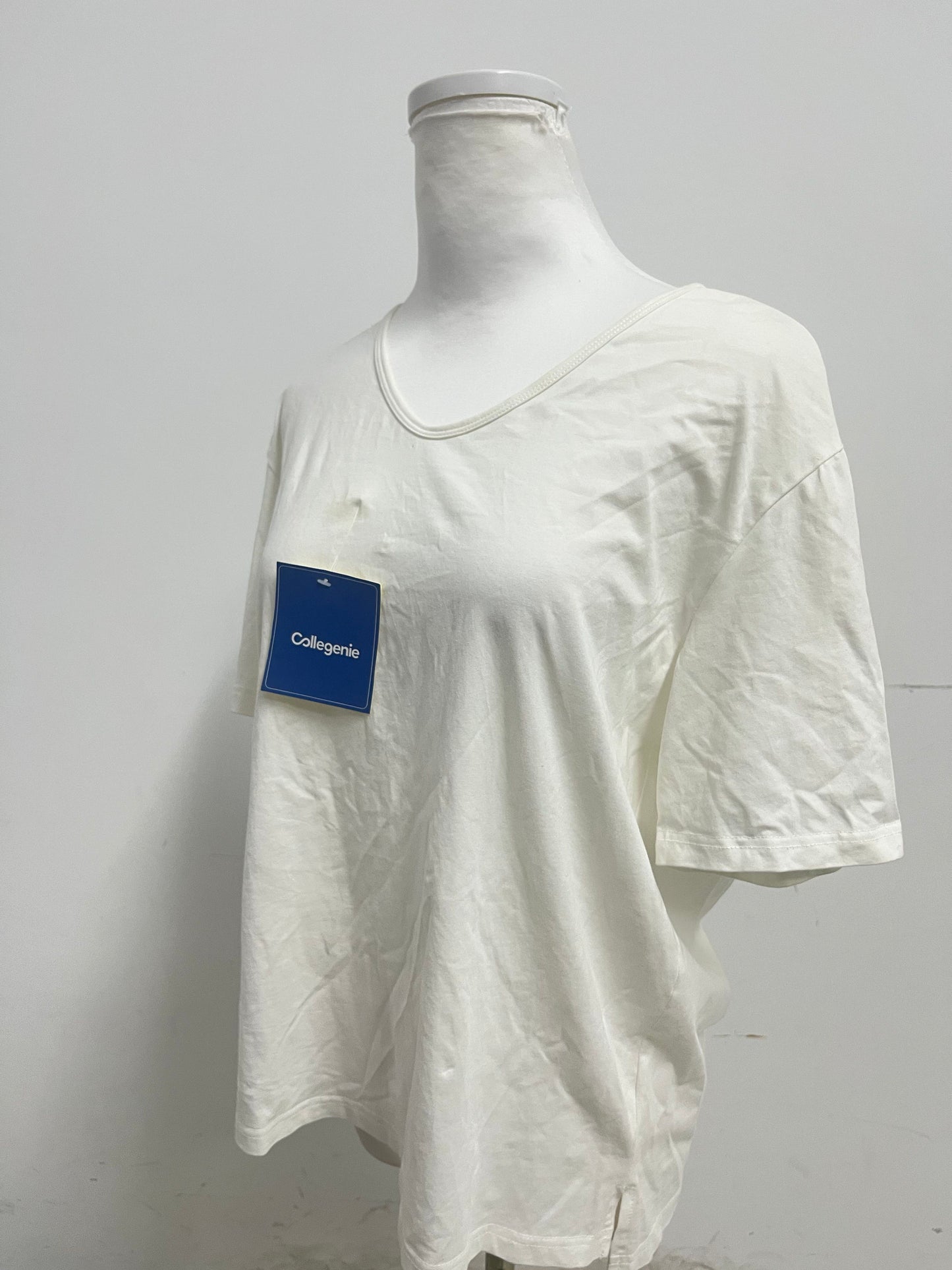【Collegenie White V-Neck Pure Cotton T-shirt】——Comfortable Basic Top for Daily Wear