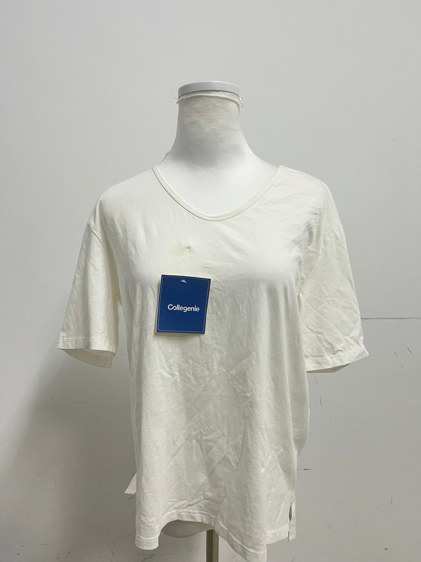 【Collegenie White V-Neck Pure Cotton T-shirt】——Comfortable Basic Top for Daily Wear