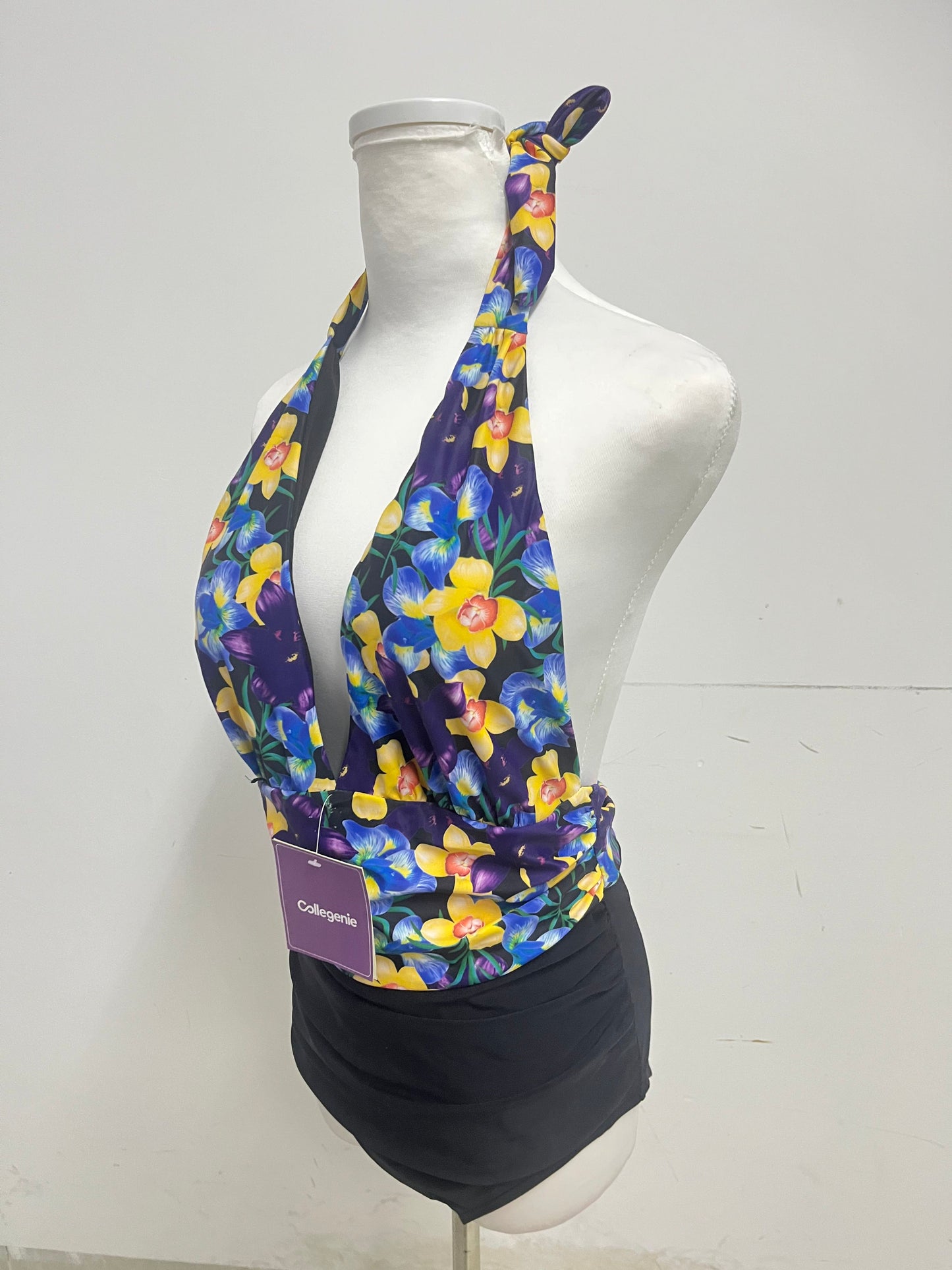 【Collegenie Floral Halter Swimsuit】——Vibrant & Stylish Swimwear for Summer