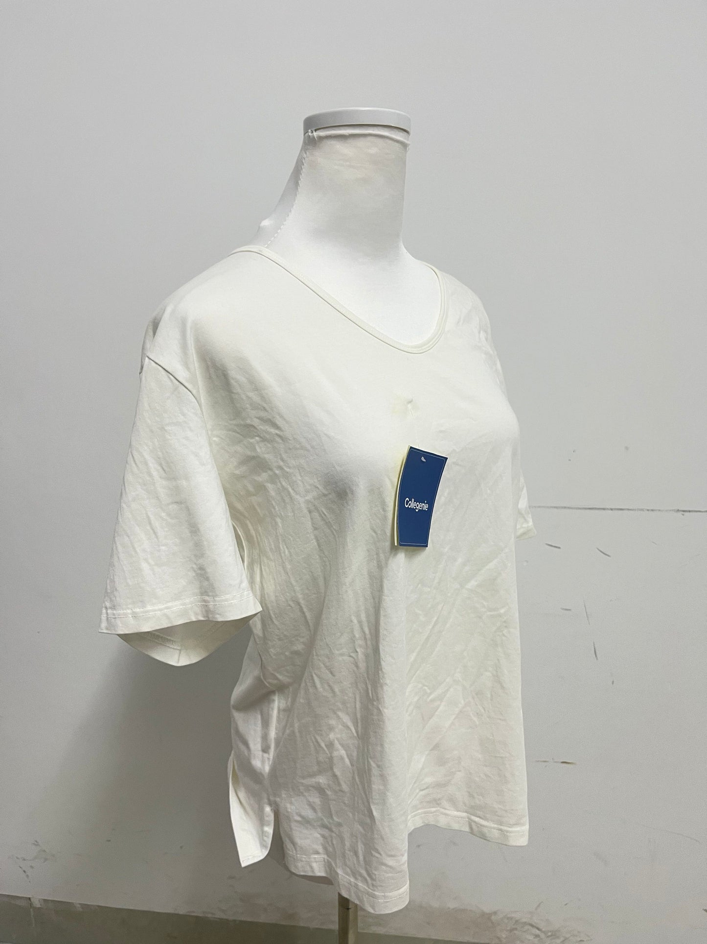【Collegenie White V-Neck Pure Cotton T-shirt】——Comfortable Basic Top for Daily Wear