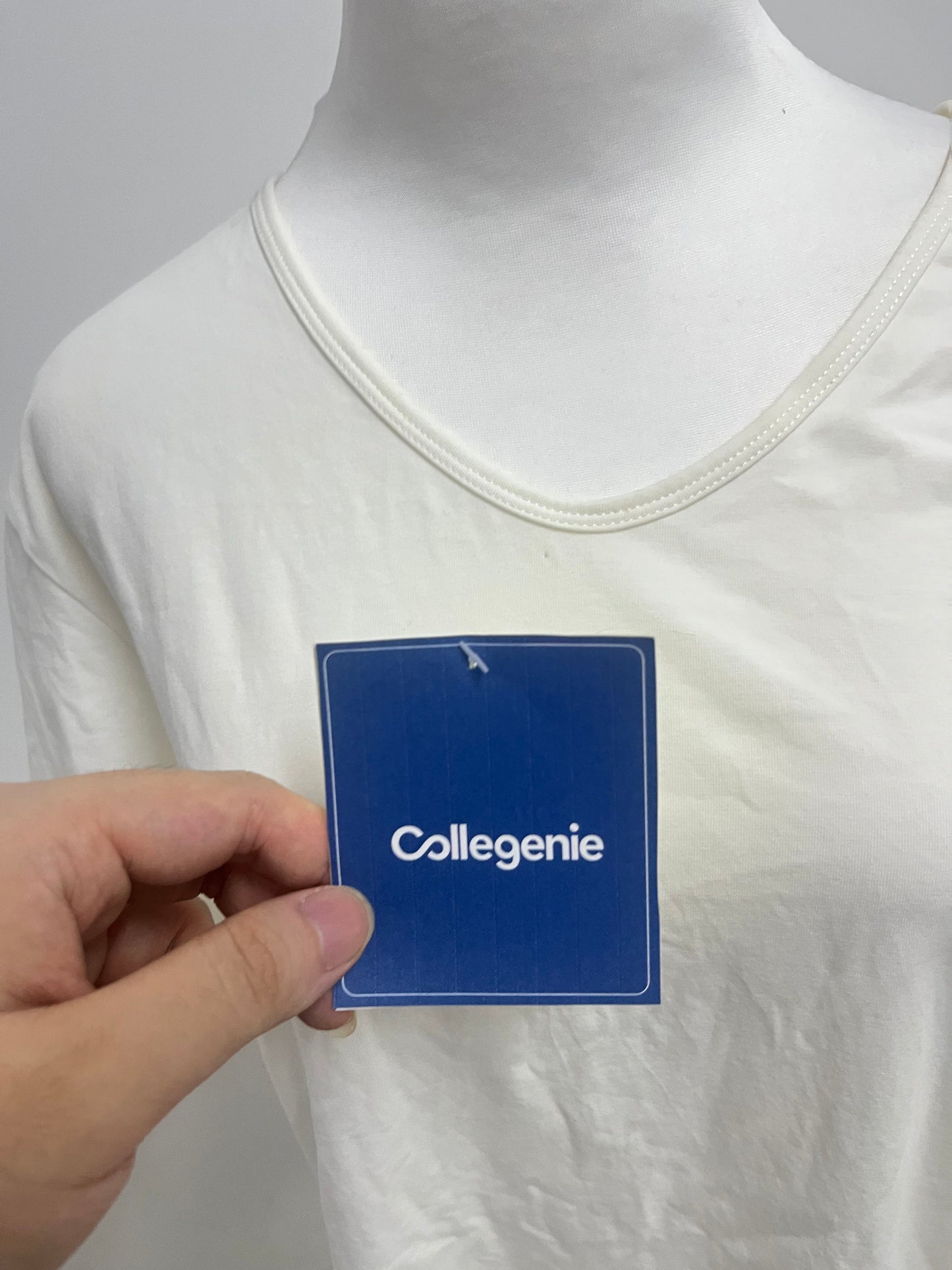 【Collegenie White V-Neck Pure Cotton T-shirt】——Comfortable Basic Top for Daily Wear