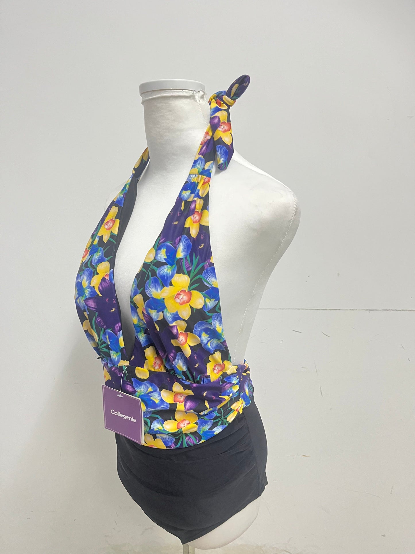 【Collegenie Floral Halter Swimsuit】——Vibrant & Stylish Swimwear for Summer