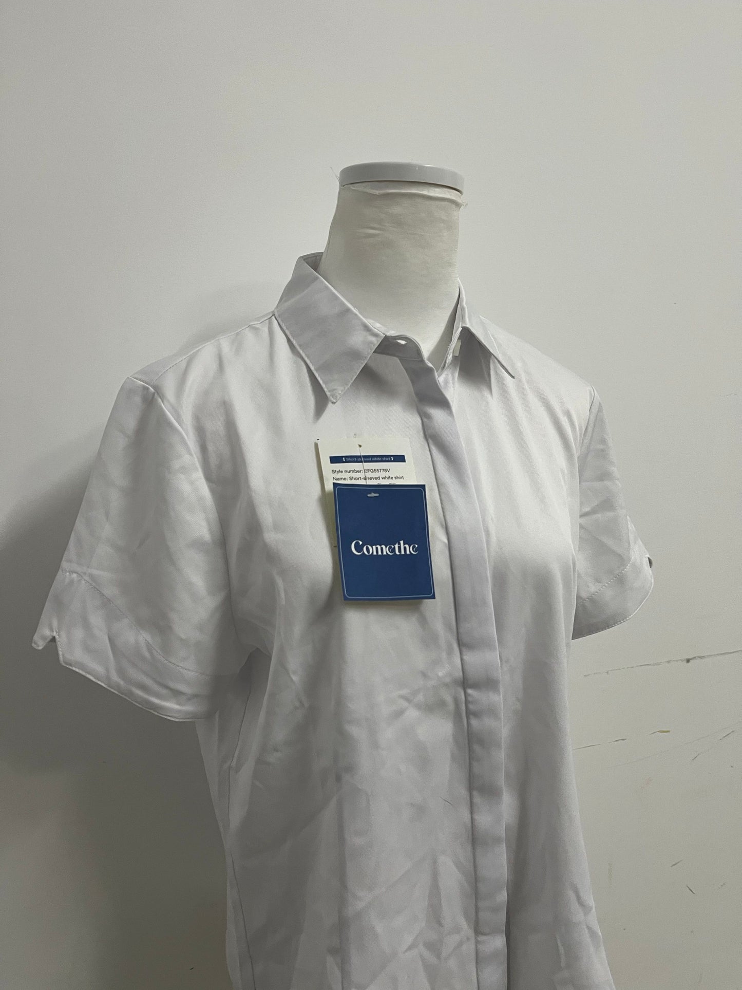 Comethe White Short-Sleeve Shirt Minimalist Commute Style A Comfortable & Proper Item for Workplace & Daily Wear
