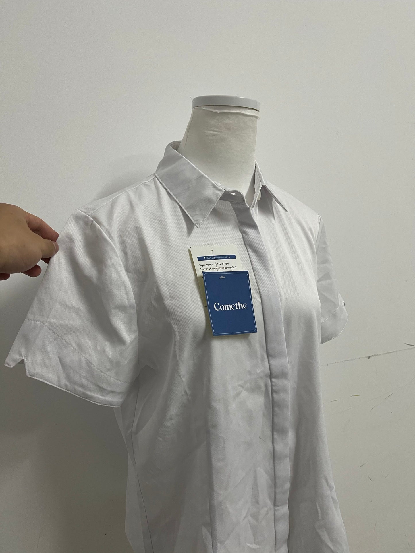 Comethe White Short-Sleeve Shirt Minimalist Commute Style A Comfortable & Proper Item for Workplace & Daily Wear