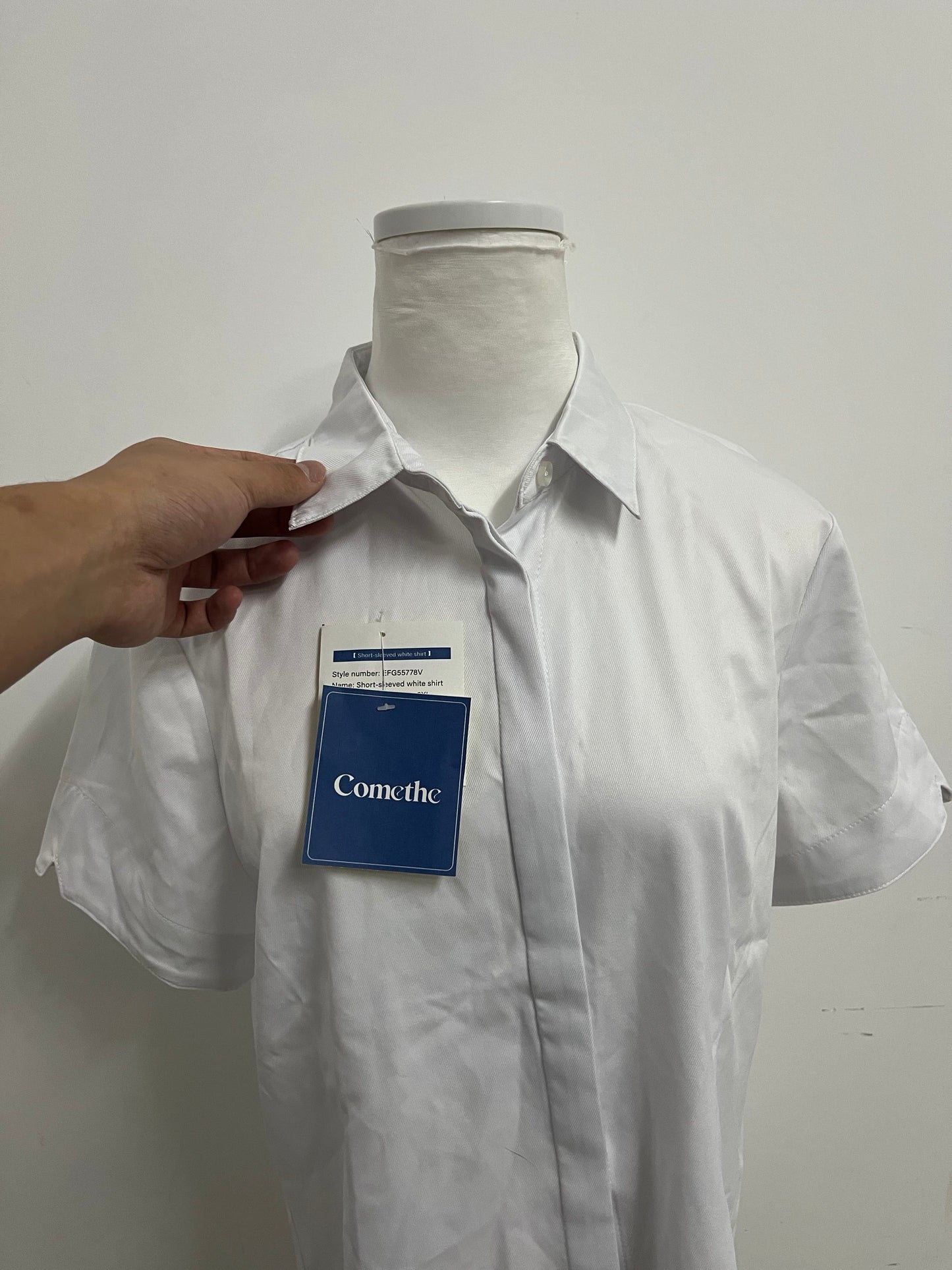 Comethe White Short-Sleeve Shirt Minimalist Commute Style A Comfortable & Proper Item for Workplace & Daily Wear