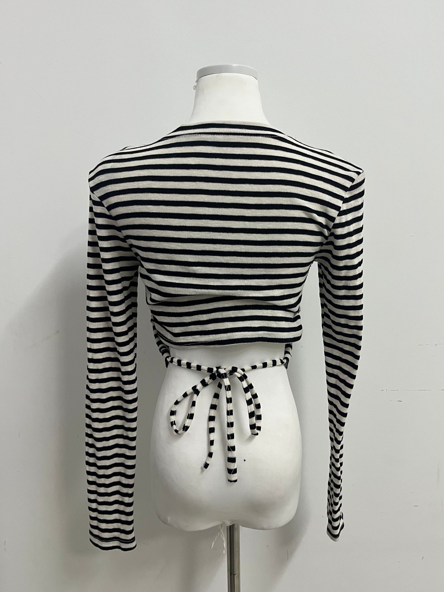 【Drcould Black & White Striped Ribbed Crop Top】—— Trendy & Versatile Daily Wear