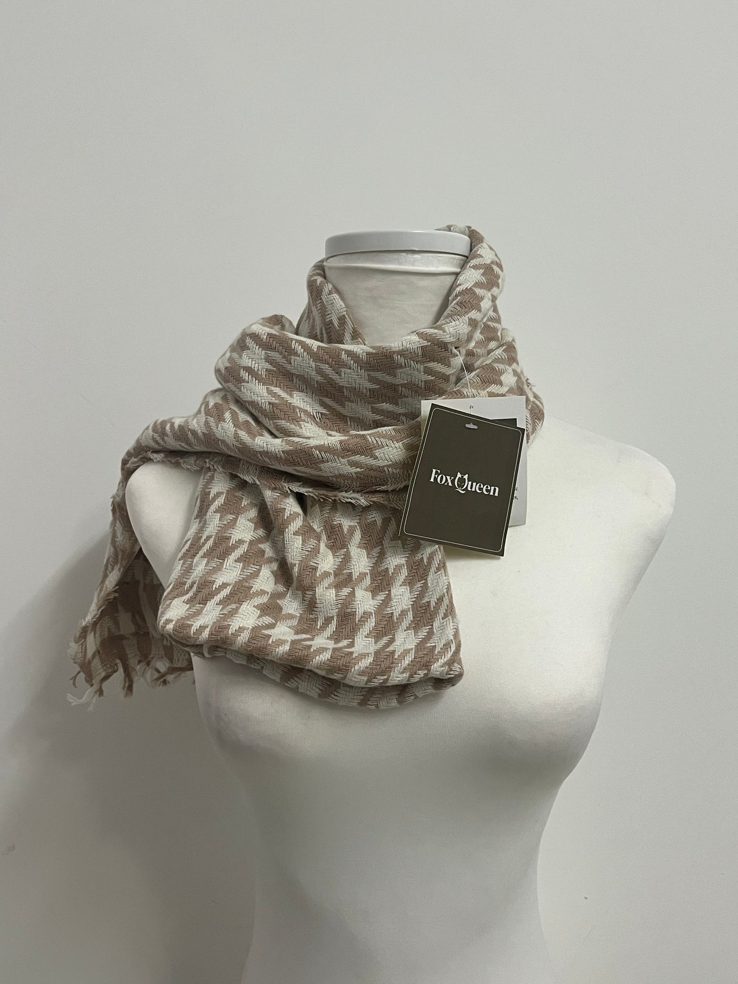 FoxQueen Houndstooth Woven Scarf: Lightweight Frayed-Edge Retro Pattern Scarf for Daily Outfit Layering & Seasonal Styling