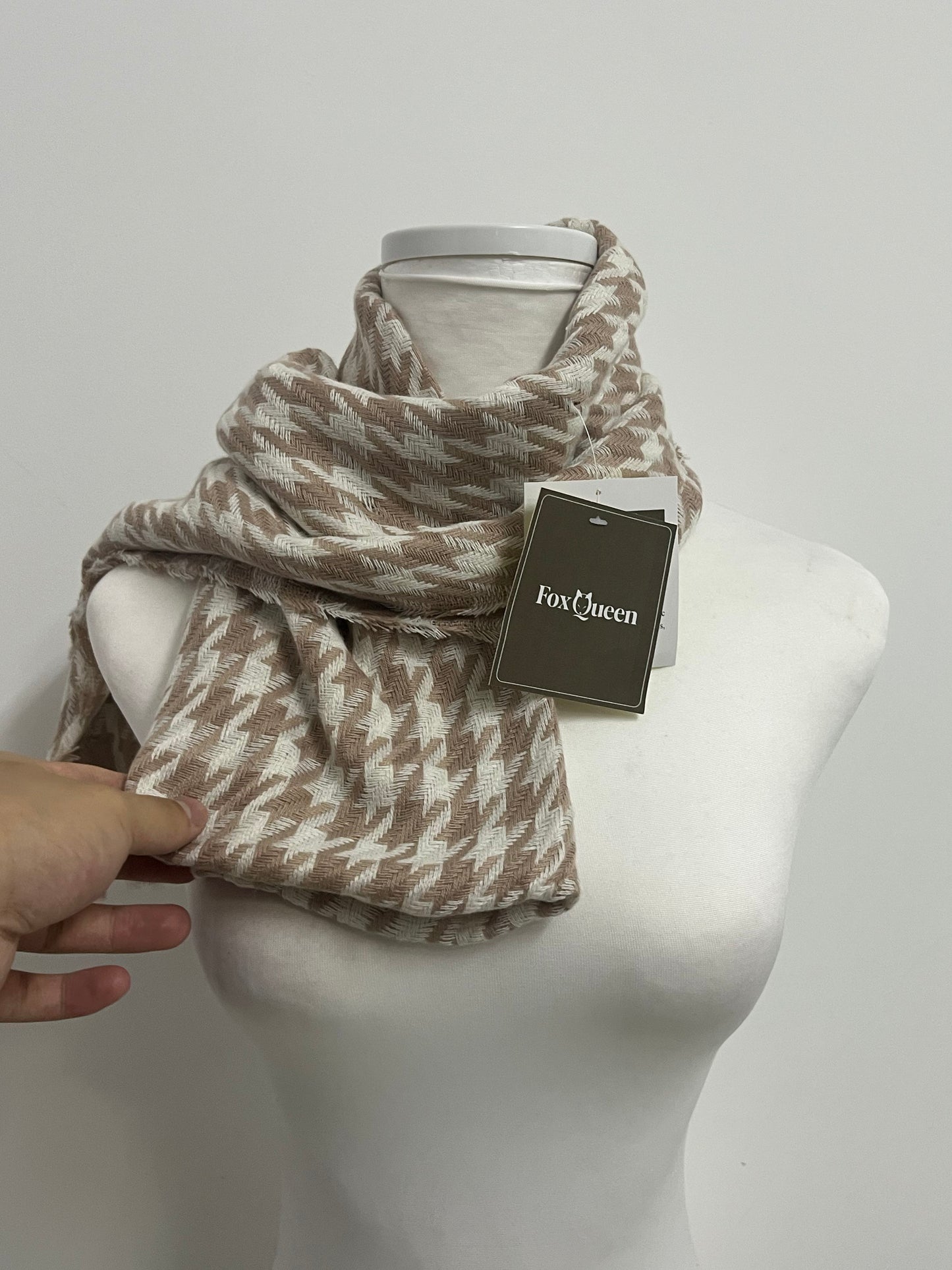 FoxQueen Houndstooth Woven Scarf: Lightweight Frayed-Edge Retro Pattern Scarf for Daily Outfit Layering & Seasonal Styling