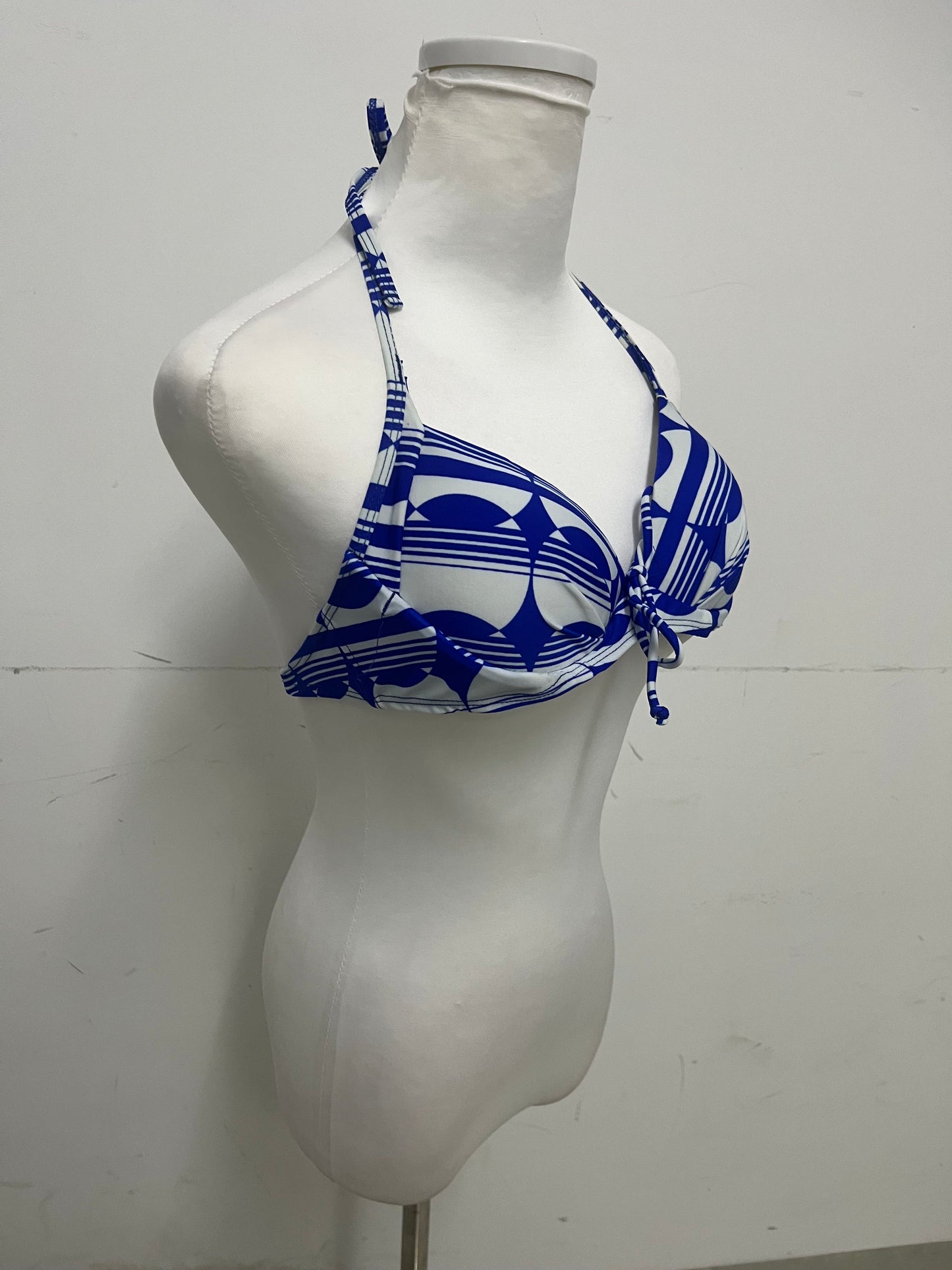 【Freefoal Blue & White Geometric Halter Swimsuit Top】—— Stylish & Adjustable Swimwear for Beach Days