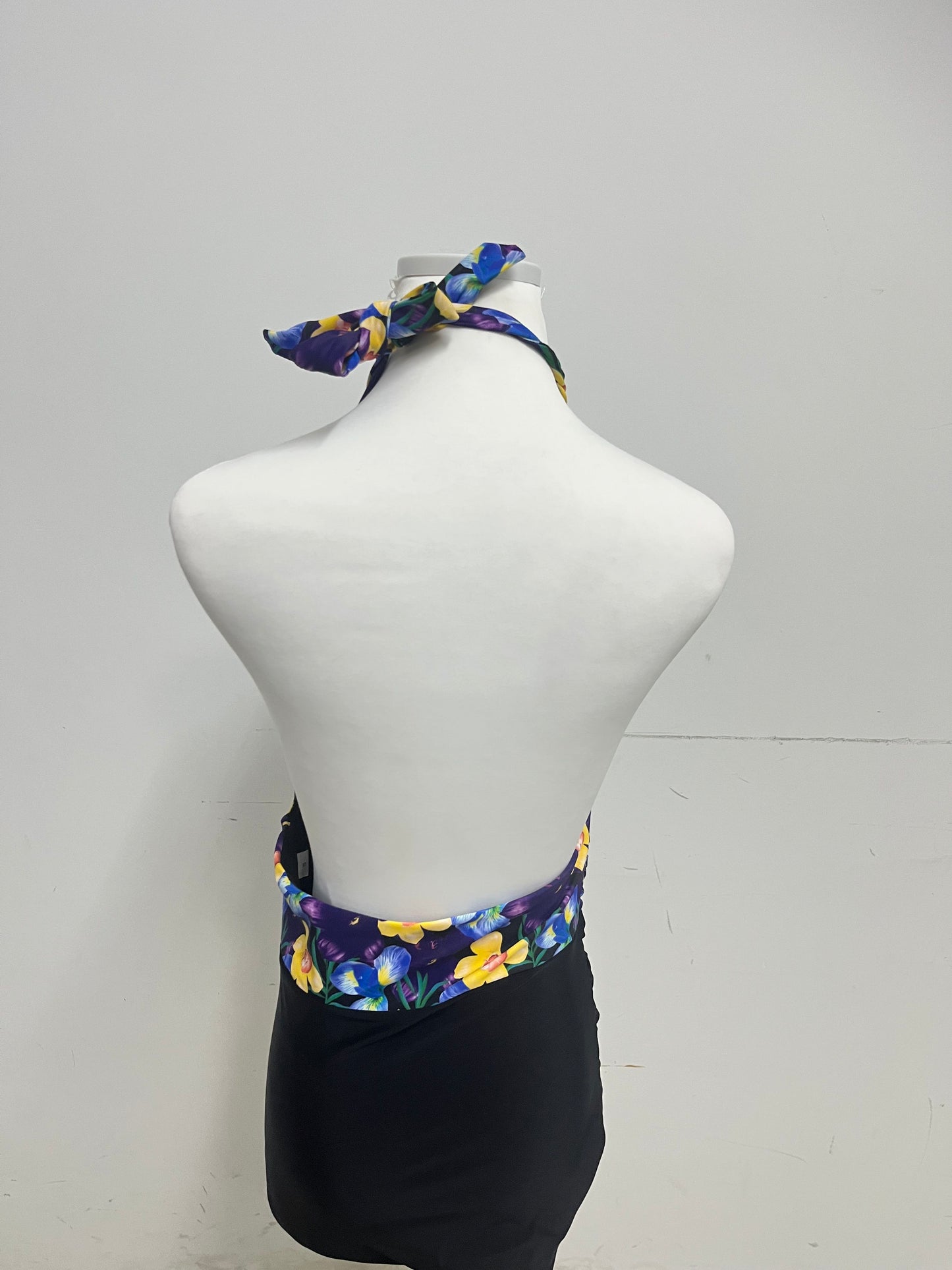 Funsuper Floral Deep V Halter Swimsuit Colorful Retro Slim-Fitting A Standout Fashion for Beach Vacations
