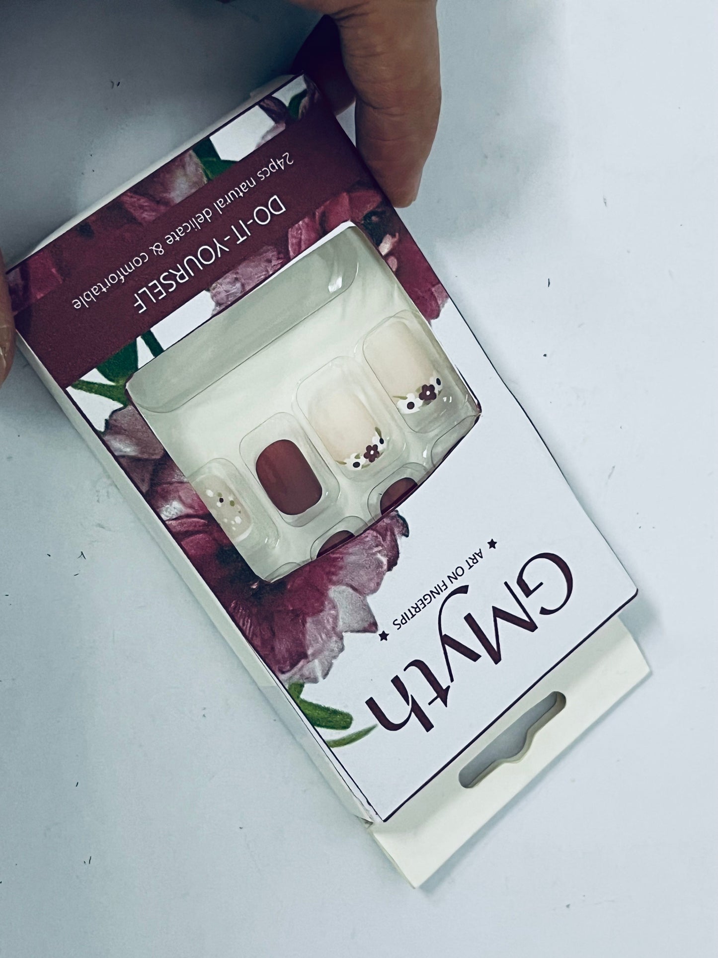 GMyth Press on Nails Short Square Fake Nails French Tip Glue on Nails Glossy Acrylic False Nails with Flower Designs Short Nails Press ons Cute Burgundy Artificial Stick on Nails for Women 24Pcs