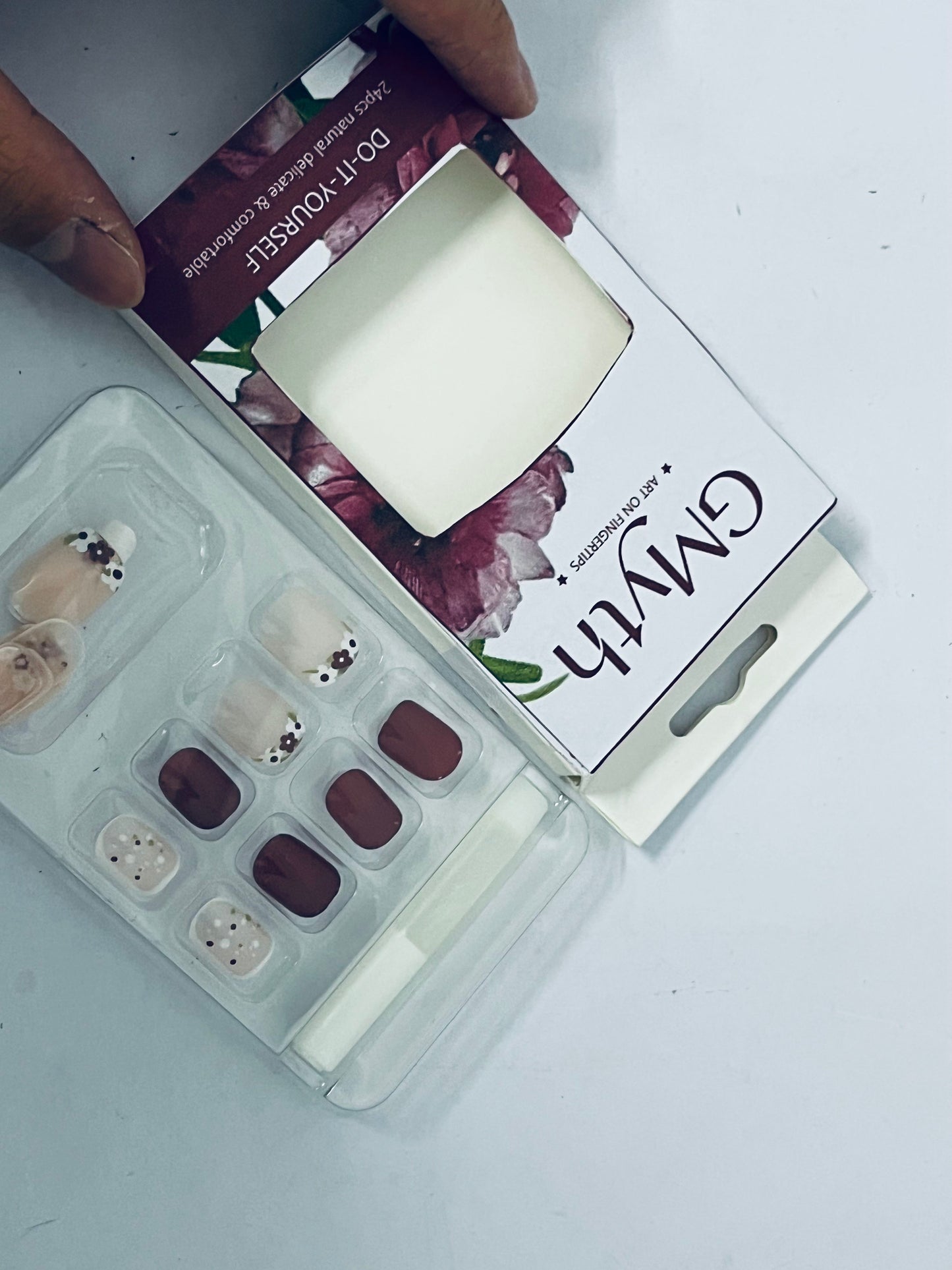 GMyth Press on Nails Short Square Fake Nails French Tip Glue on Nails Glossy Acrylic False Nails with Flower Designs Short Nails Press ons Cute Burgundy Artificial Stick on Nails for Women 24Pcs