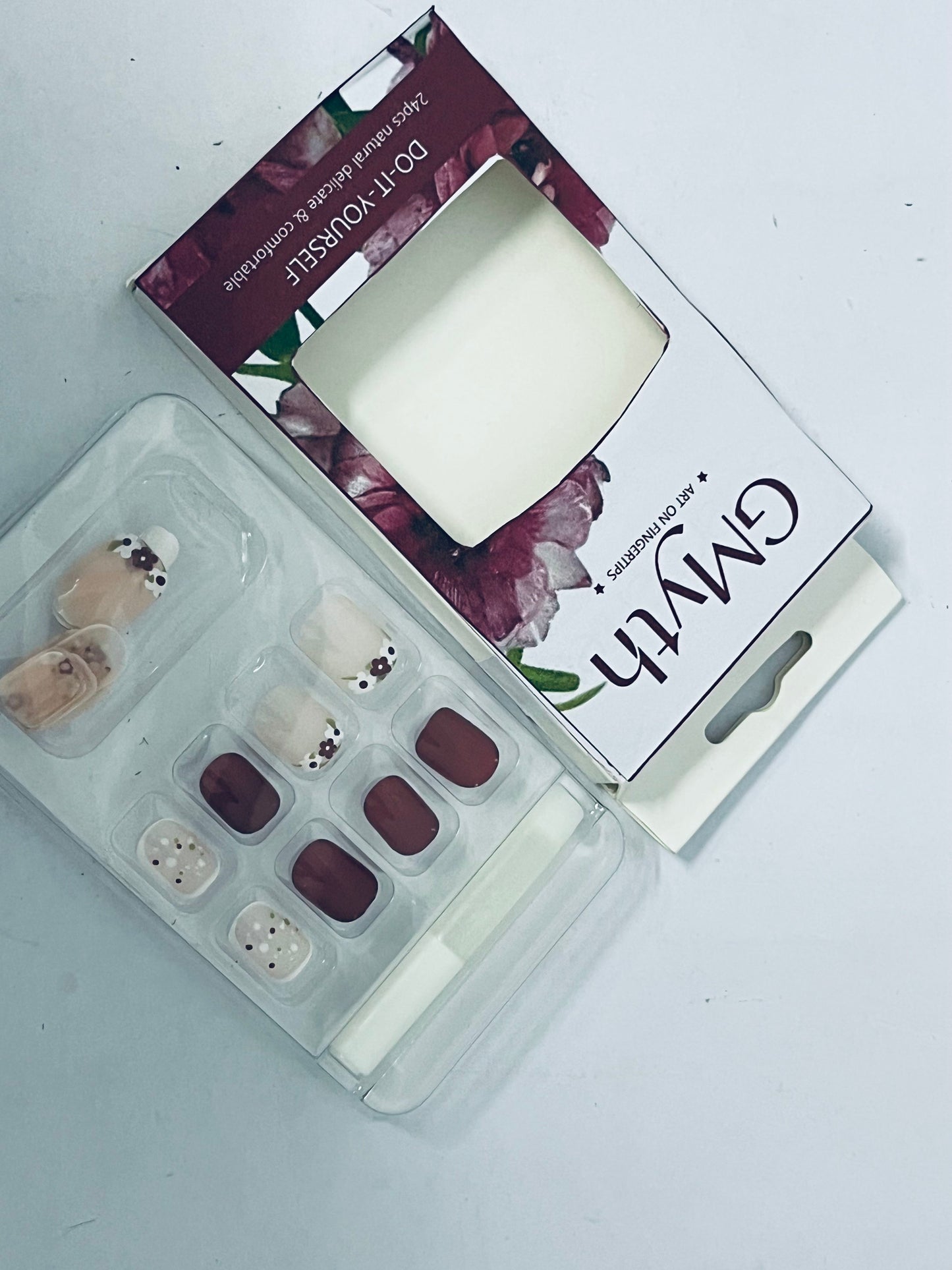 GMyth Press on Nails Short Square Fake Nails French Tip Glue on Nails Glossy Acrylic False Nails with Flower Designs Short Nails Press ons Cute Burgundy Artificial Stick on Nails for Women 24Pcs