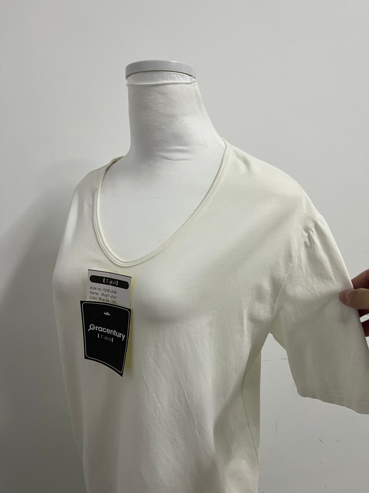 Gracentury White V-Neck Short-Sleeve T-Shirt - A Versatile Essential for Daily Wear