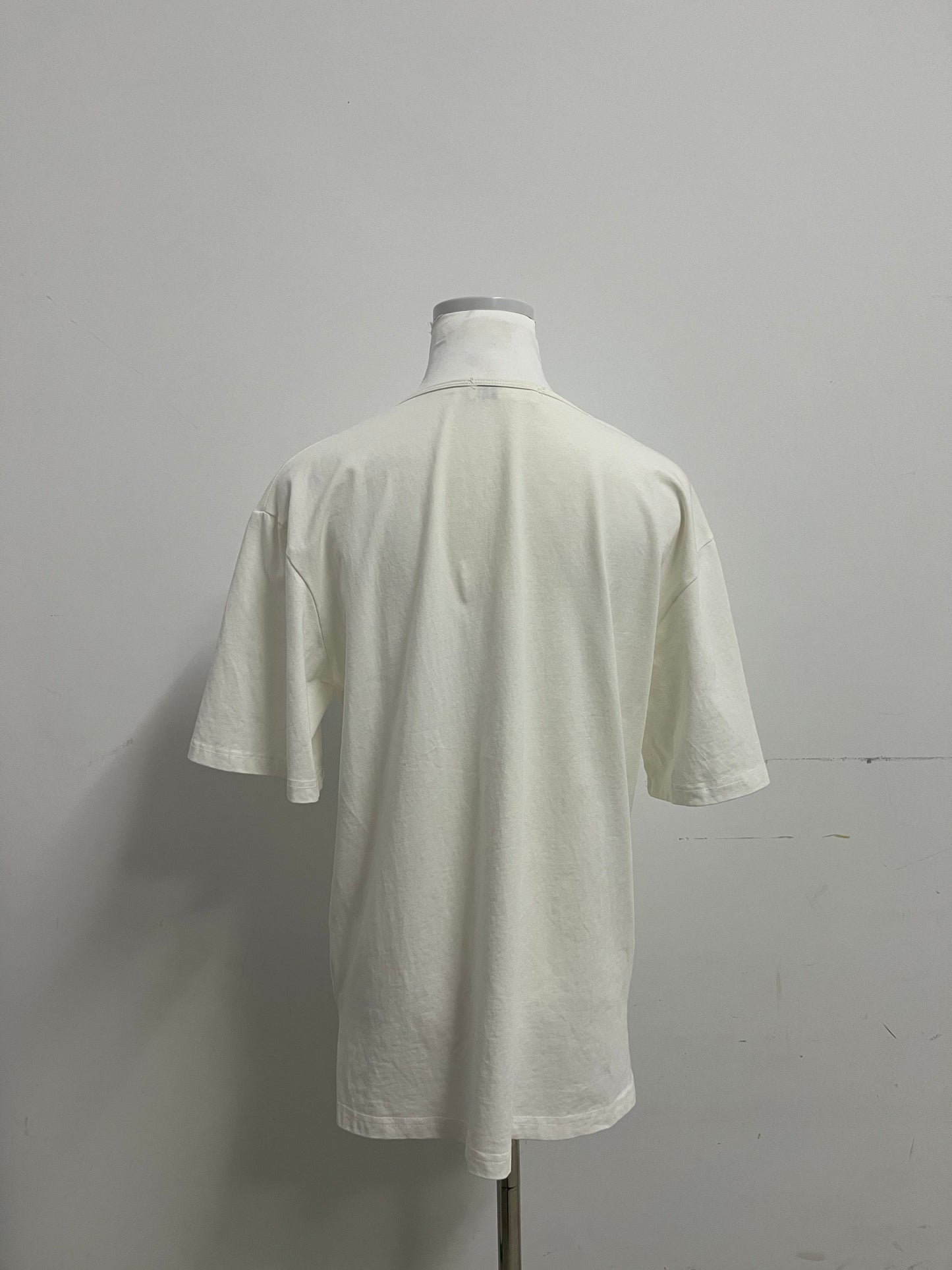 Gracentury White V-Neck Short-Sleeve T-Shirt - A Versatile Essential for Daily Wear