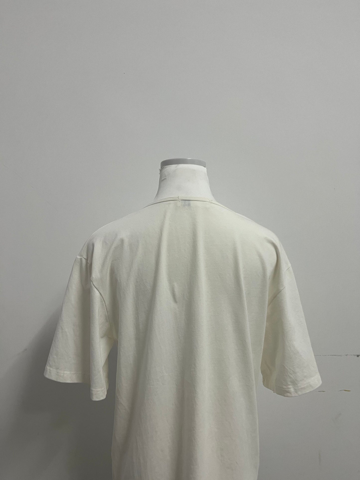 Gracentury White V-Neck Short-Sleeve T-Shirt - A Versatile Essential for Daily Wear