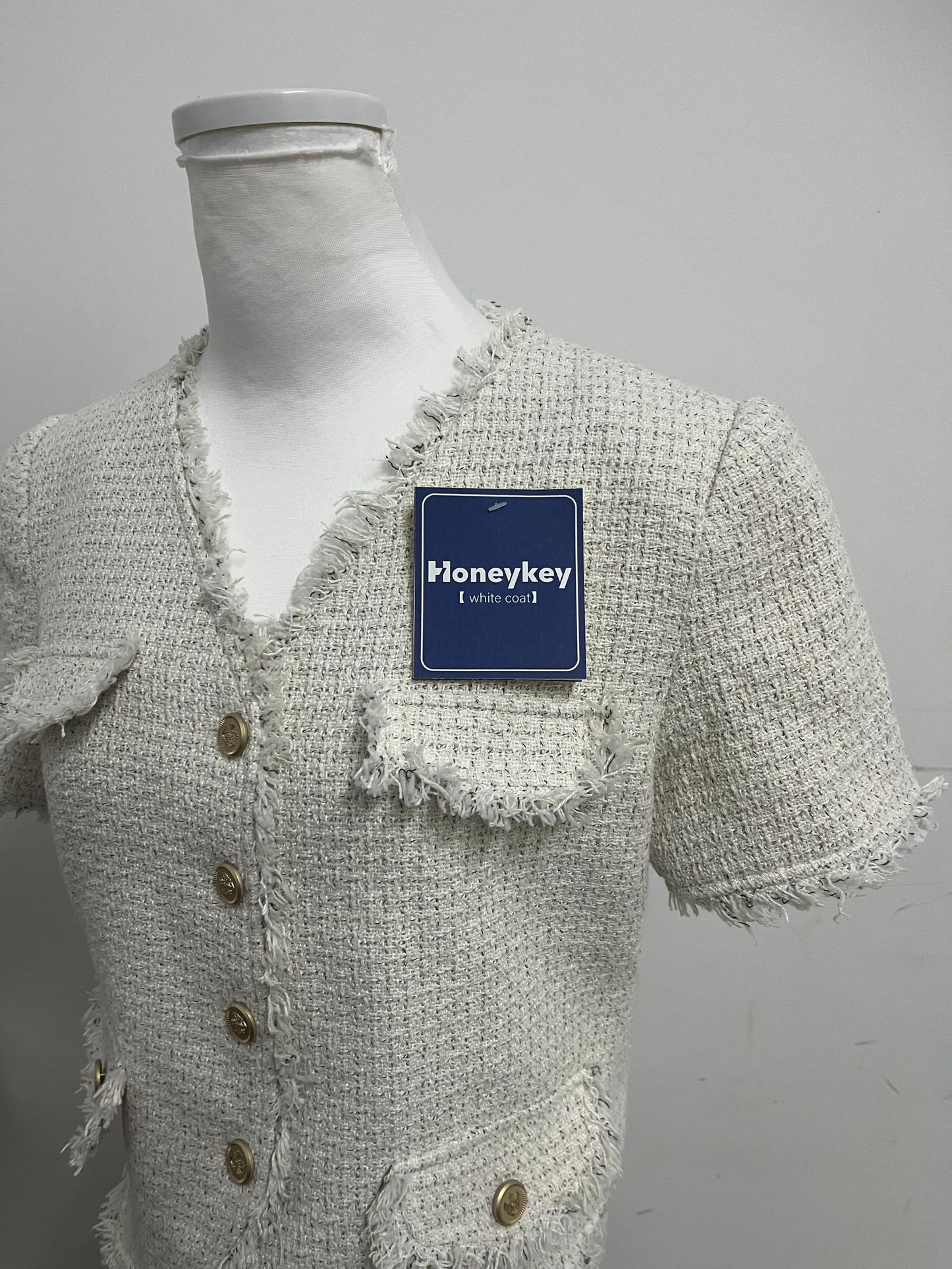 【Honeykey White Textured Cropped Coat】—— Chic & Versatile Daily Outerwear