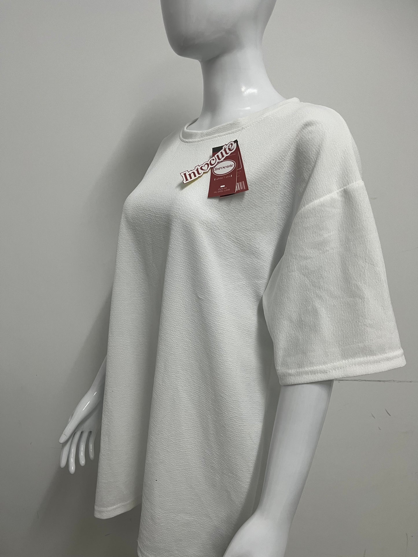 「Intocute T-shirts」——Loose Textured White T-Shirt - Minimalist Versatile Top