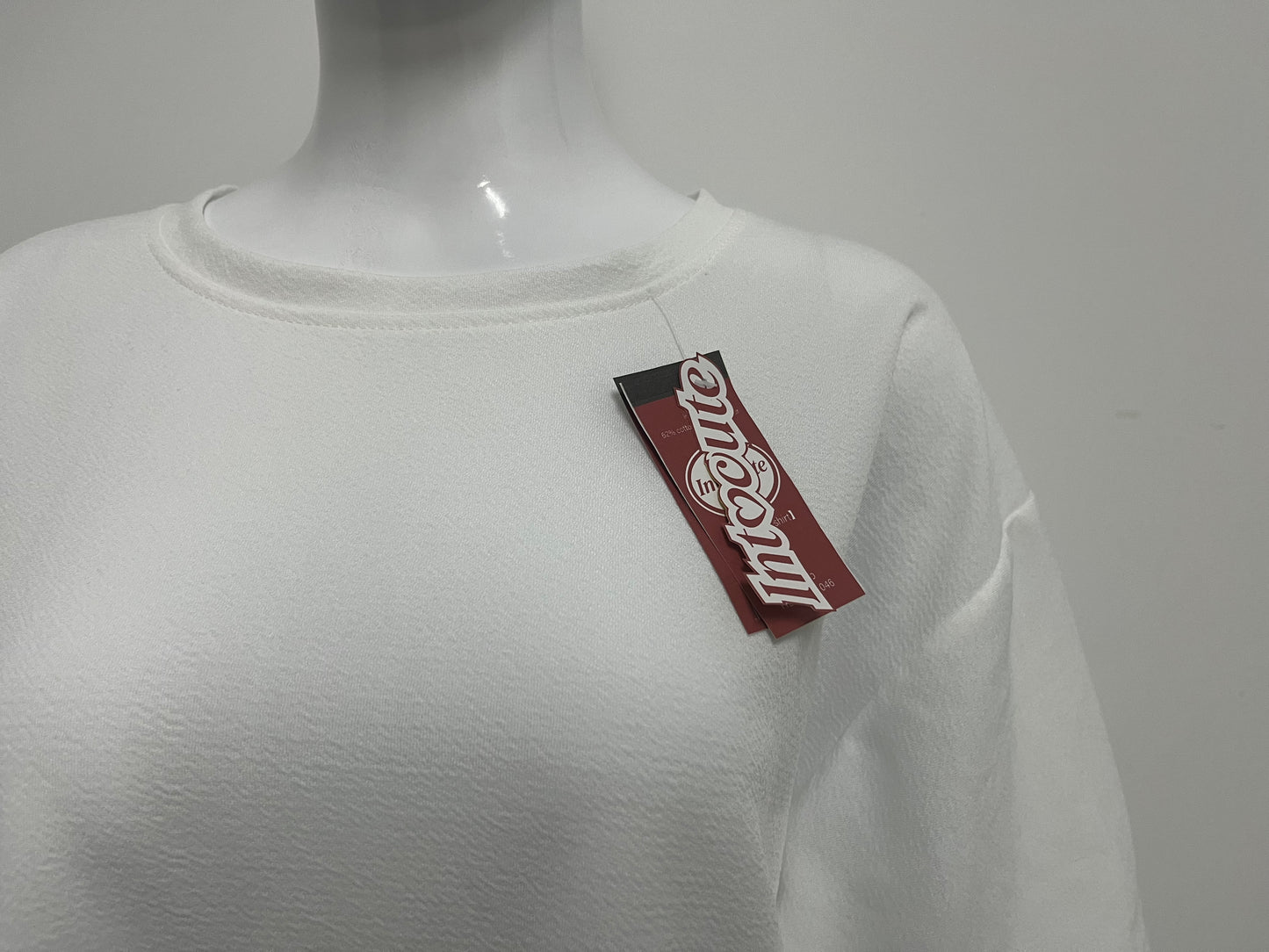 「Intocute T-shirts」——Loose Textured White T-Shirt - Minimalist Versatile Top