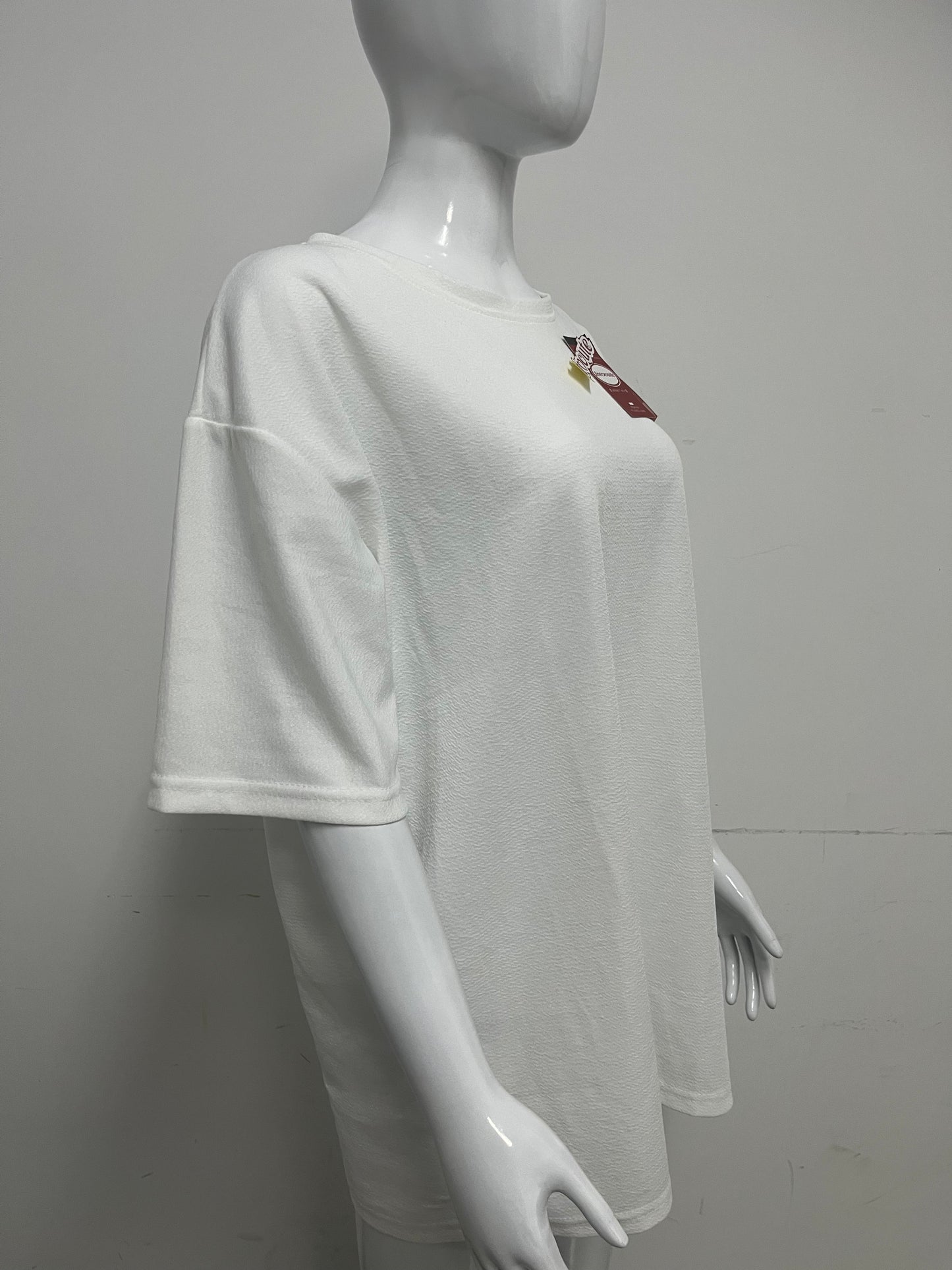 「Intocute T-shirts」——Loose Textured White T-Shirt - Minimalist Versatile Top