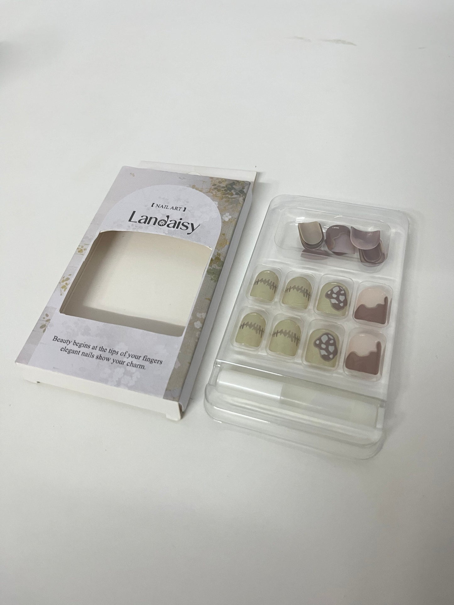 Landaisy False nails Artistic Nail Tips Retro & Elegant Convenient & Exquisite A Quick Creator of Finger Charm