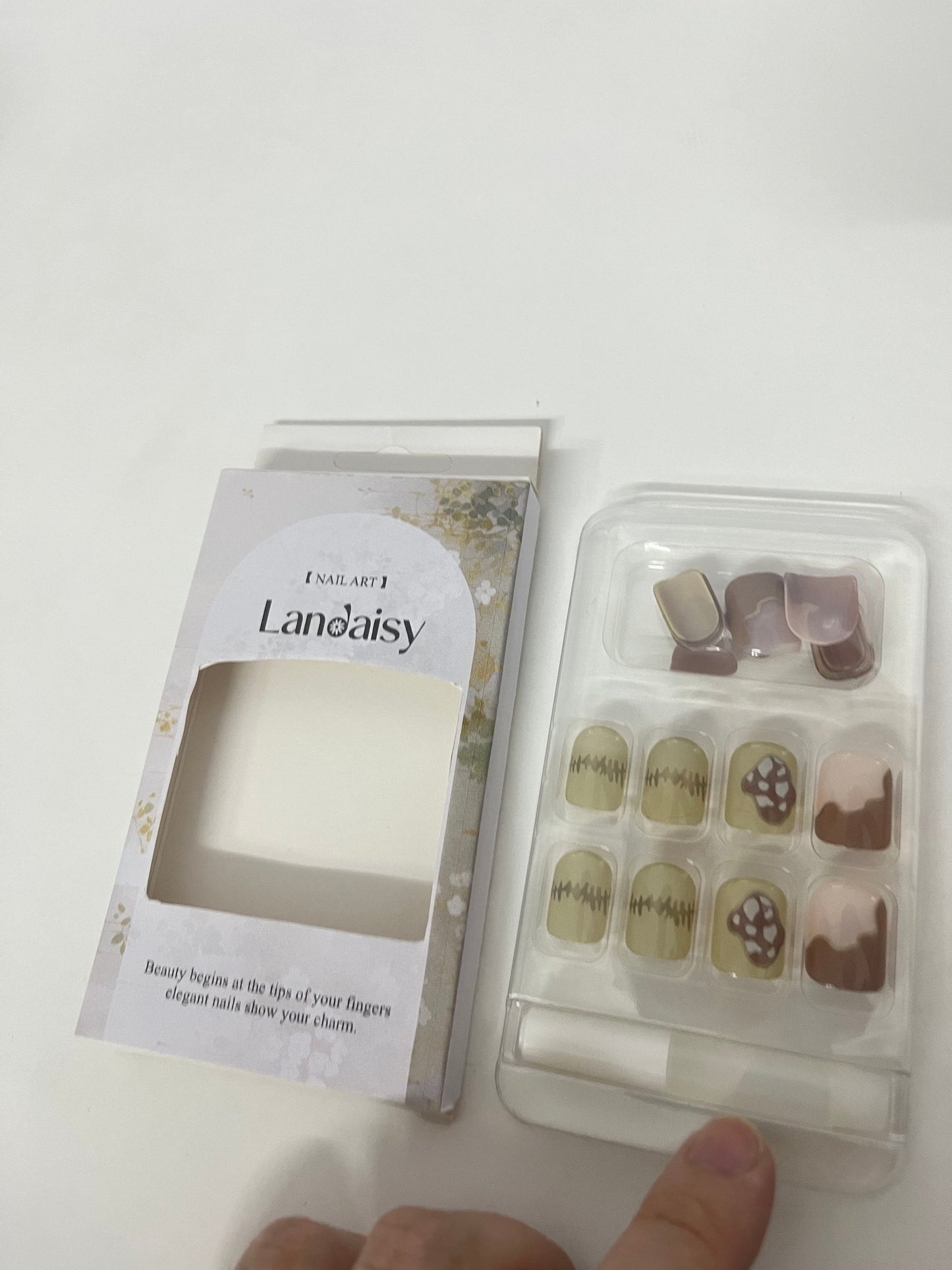 Landaisy False nails Artistic Nail Tips Retro & Elegant Convenient & Exquisite A Quick Creator of Finger Charm