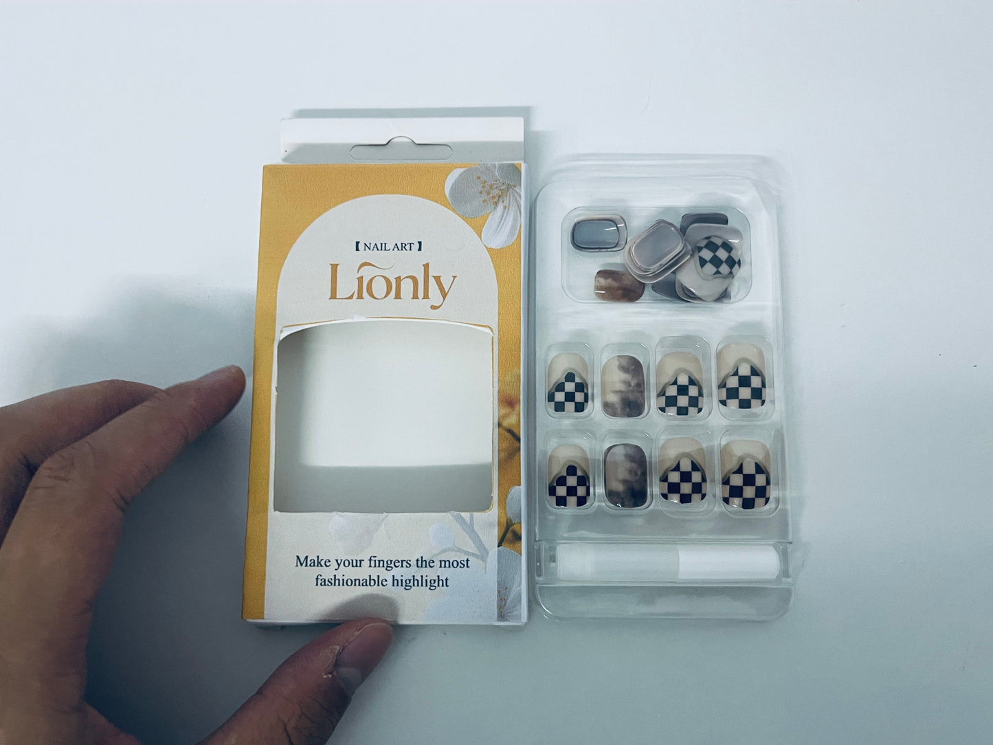 Lionly Checkerboard & Smudge Press on Nails Set, Fashionable & Convenient Fake Nails for Trendy Fingertip Look