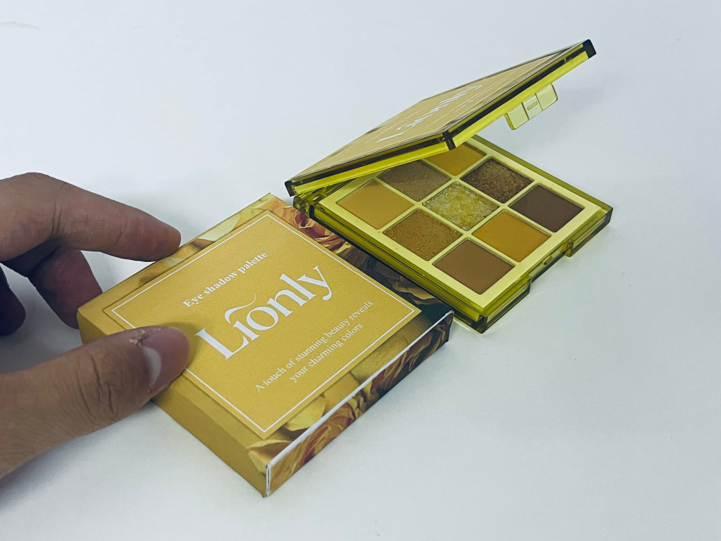 Lionly 9 Colors Golden Earth Eyeshadow Palette, Warm Brown Matte Shimmer Glitter Eyeshadow, Versatile for Daily, Office, Party Looks
