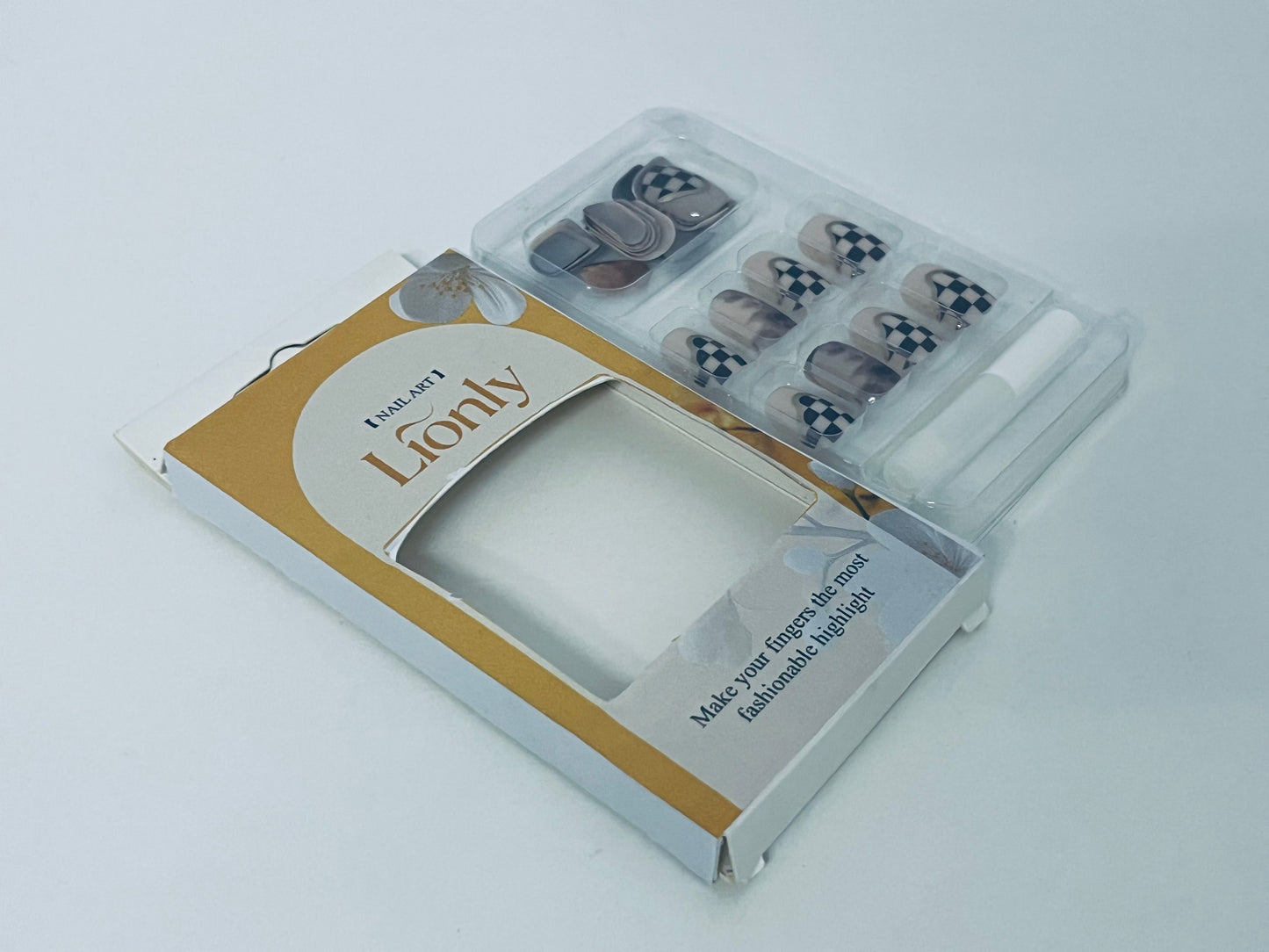 Lionly Checkerboard & Smudge Press on Nails Set, Fashionable & Convenient Fake Nails for Trendy Fingertip Look