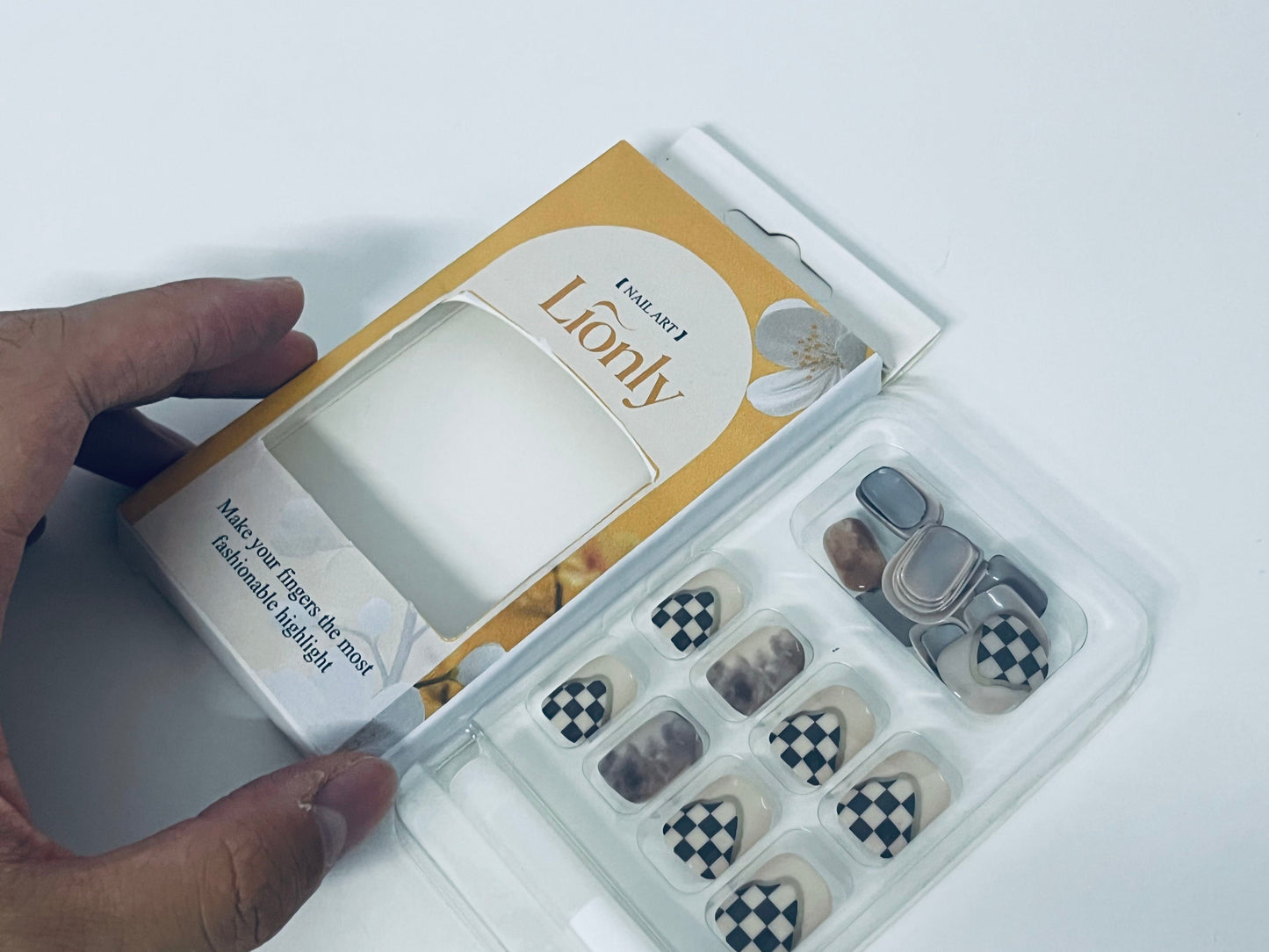 Lionly Checkerboard & Smudge Press on Nails Set, Fashionable & Convenient Fake Nails for Trendy Fingertip Look
