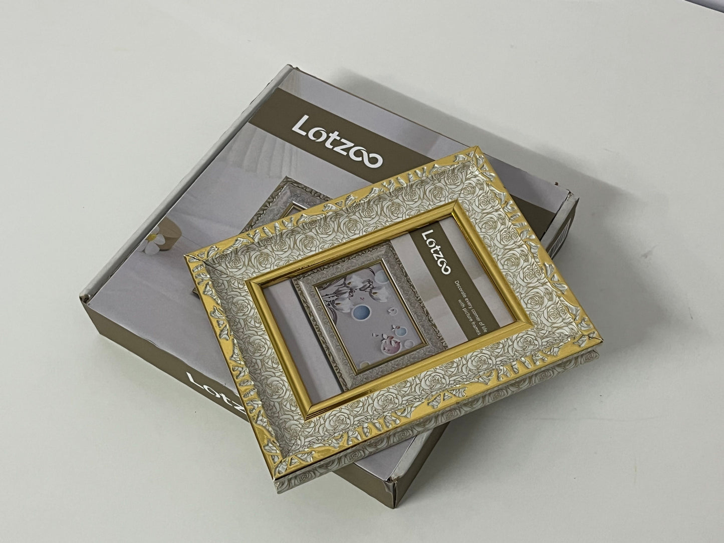 [Lotzoo Picture frames]-European Carved Photo Frame - Retro Luxury Tabletop Frame
