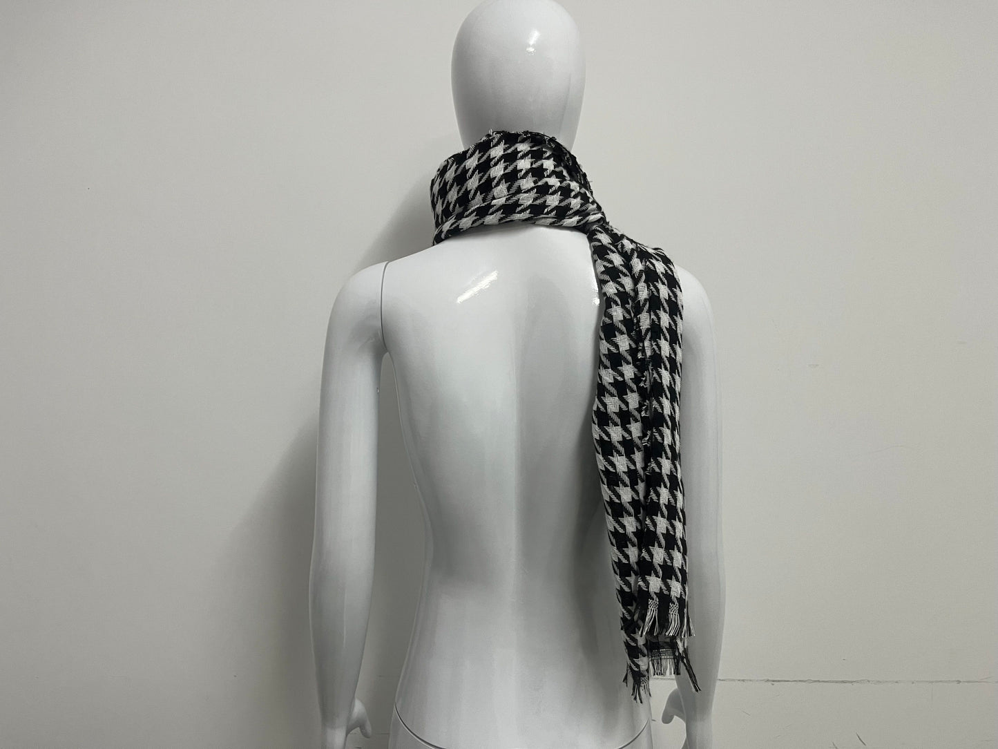 【Maday Houndstooth Fringed Scarf】—— Timeless Elegance for Effortless Styling