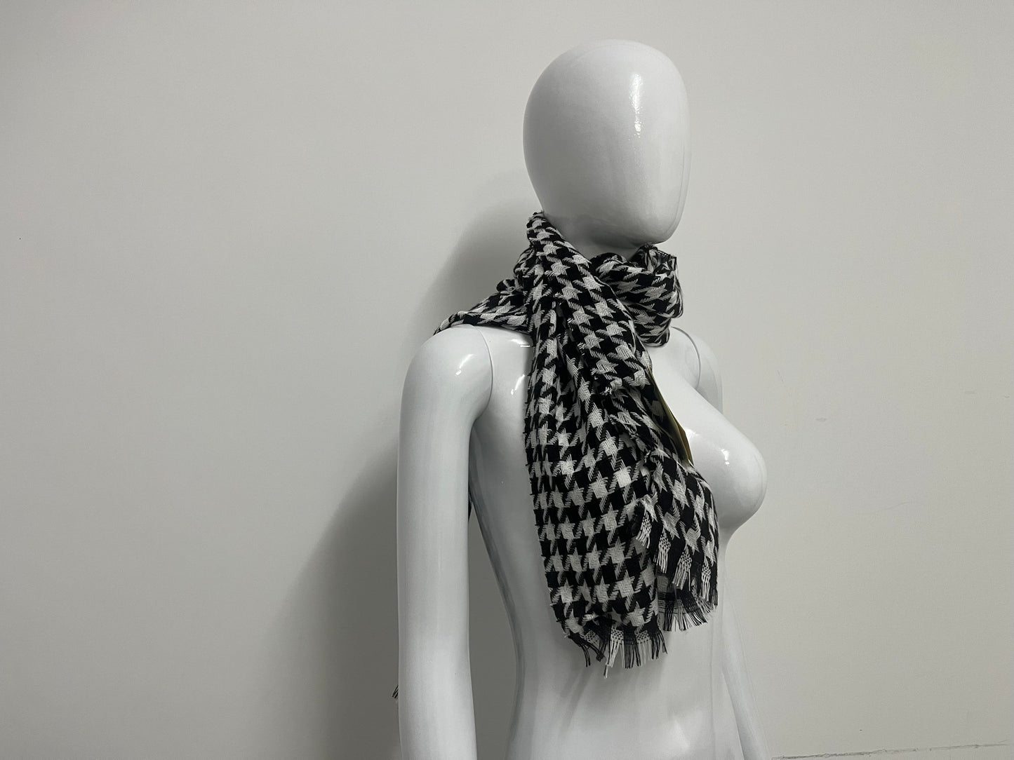 【Maday Houndstooth Fringed Scarf】—— Timeless Elegance for Effortless Styling