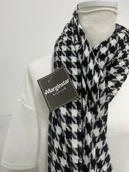 【Marginstar Houndstooth Scarf】—— Timeless Elegance for Every Outfit