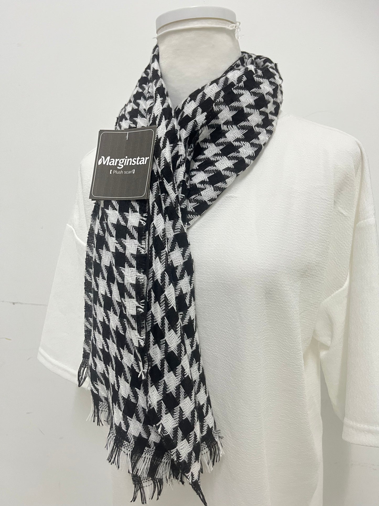 【Marginstar Houndstooth Scarf】—— Timeless Elegance for Every Outfit